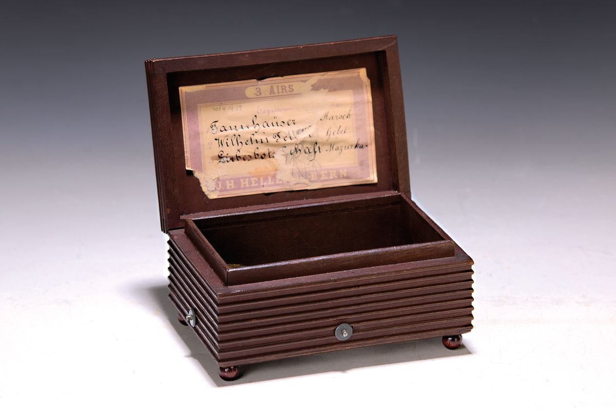 Walzenspieluhr, Schweiz um 1900, dunkel lasiertes Holzgehäuse, gerillt, Walzenspielwerk mit Kamm, ca. 60 Zähne, Kamm in gutem Zustand, drei ...