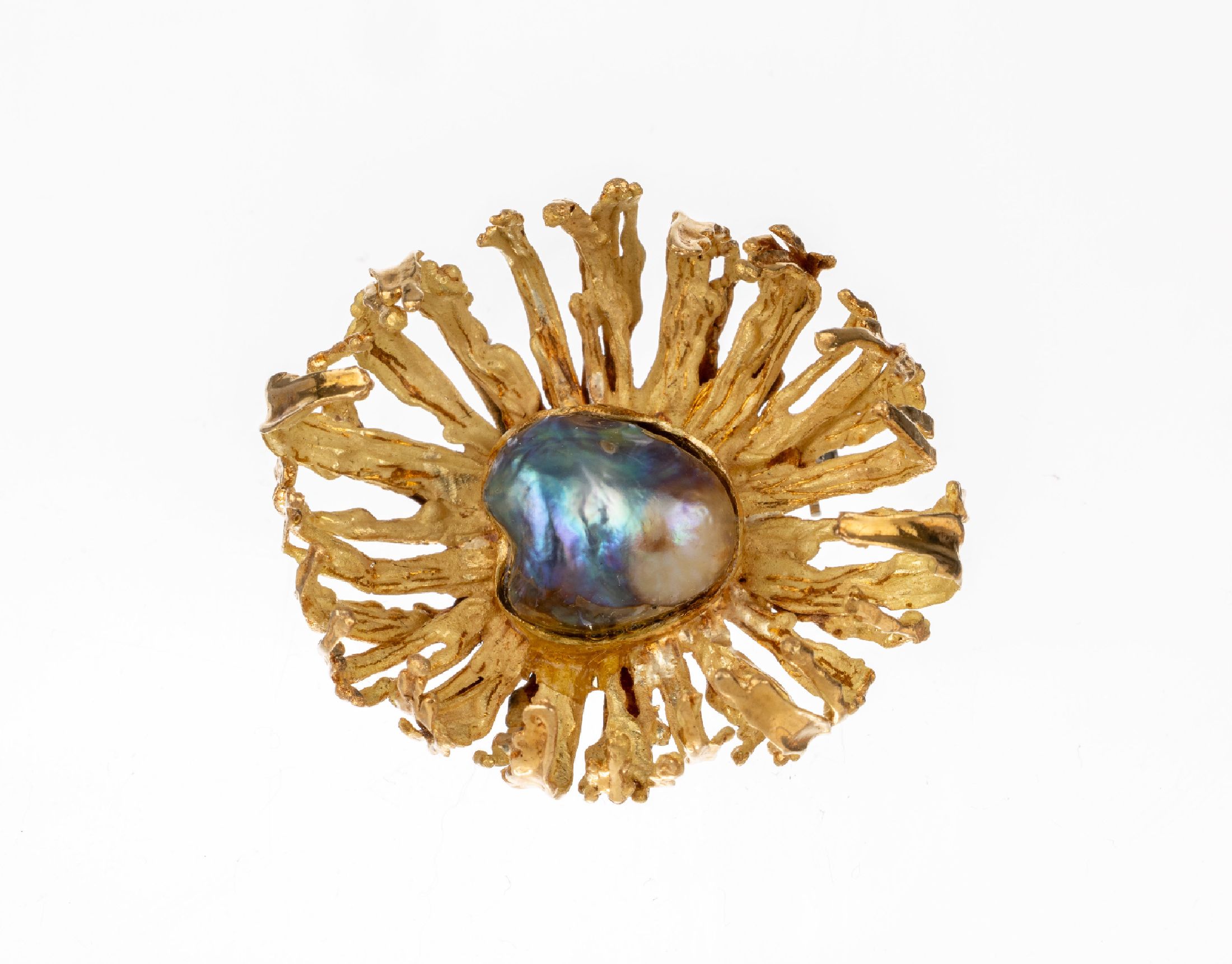 18 kt Gold Perl-Brosche, GG 750/000, abstrakte sich öffnende Blüte, mittig barocke Perle mit changierendem Farbspiel, ca. 3.5 x 3.2 x 2 cm, ca. ...