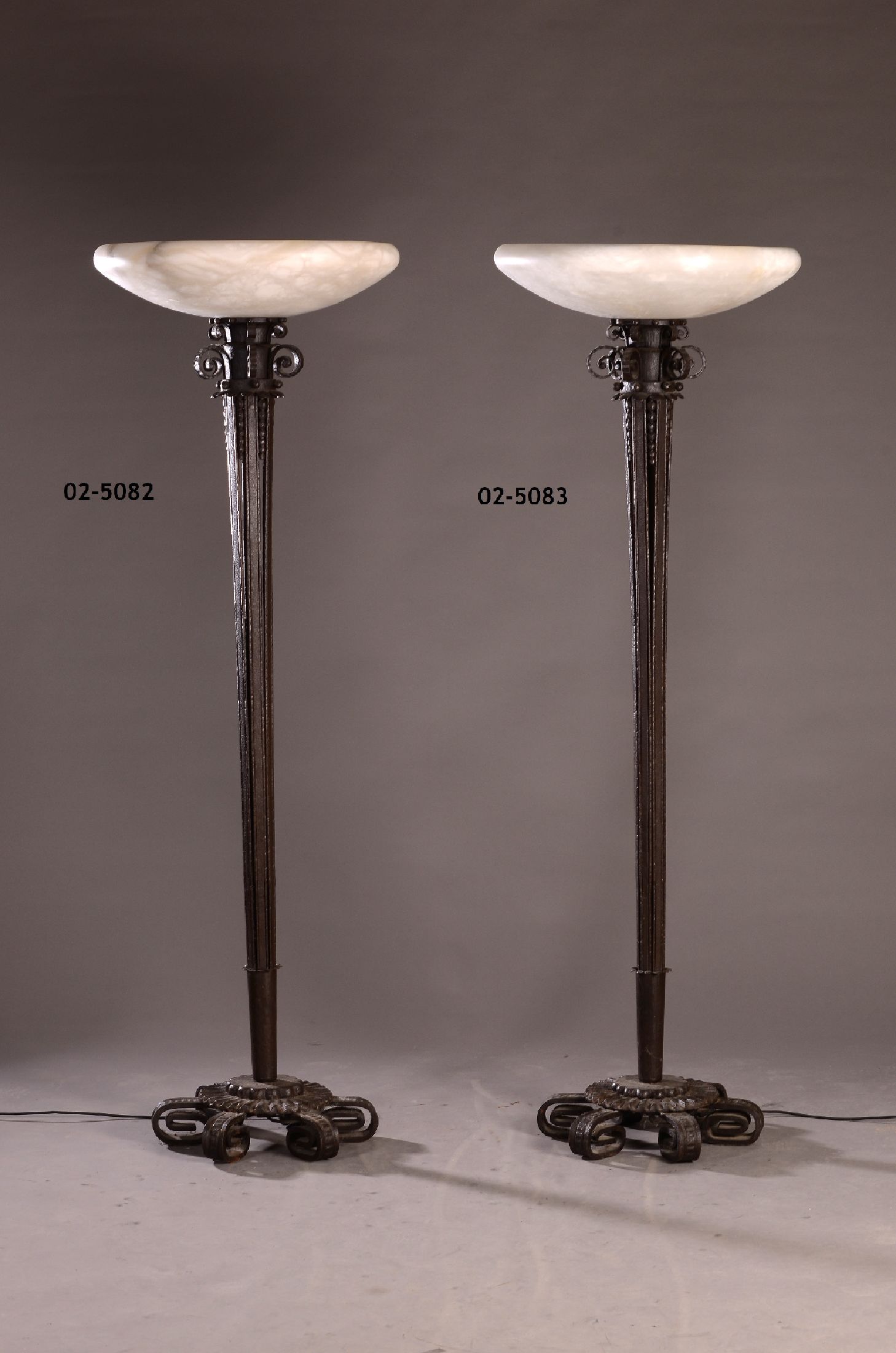 Stehlampe, Frankreich, 1930er Jahre, Art-Deco, schwerer, reich verzierter Eisenfuß, Alabasterschirm sek., 3 Brennstellen, Elektr. nicht geprüft, H. ...