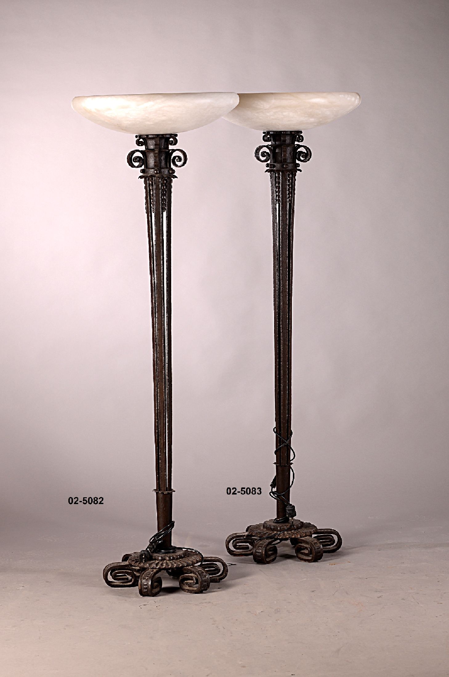 Detail a: Stehlampe, Frankreich, 1930er Jahre, Art-Deco, schwerer, reich verzierter Eisenfuß, Alabasterschirm sek., 3 Brennstellen, Elektr. nicht geprüft, H. ...