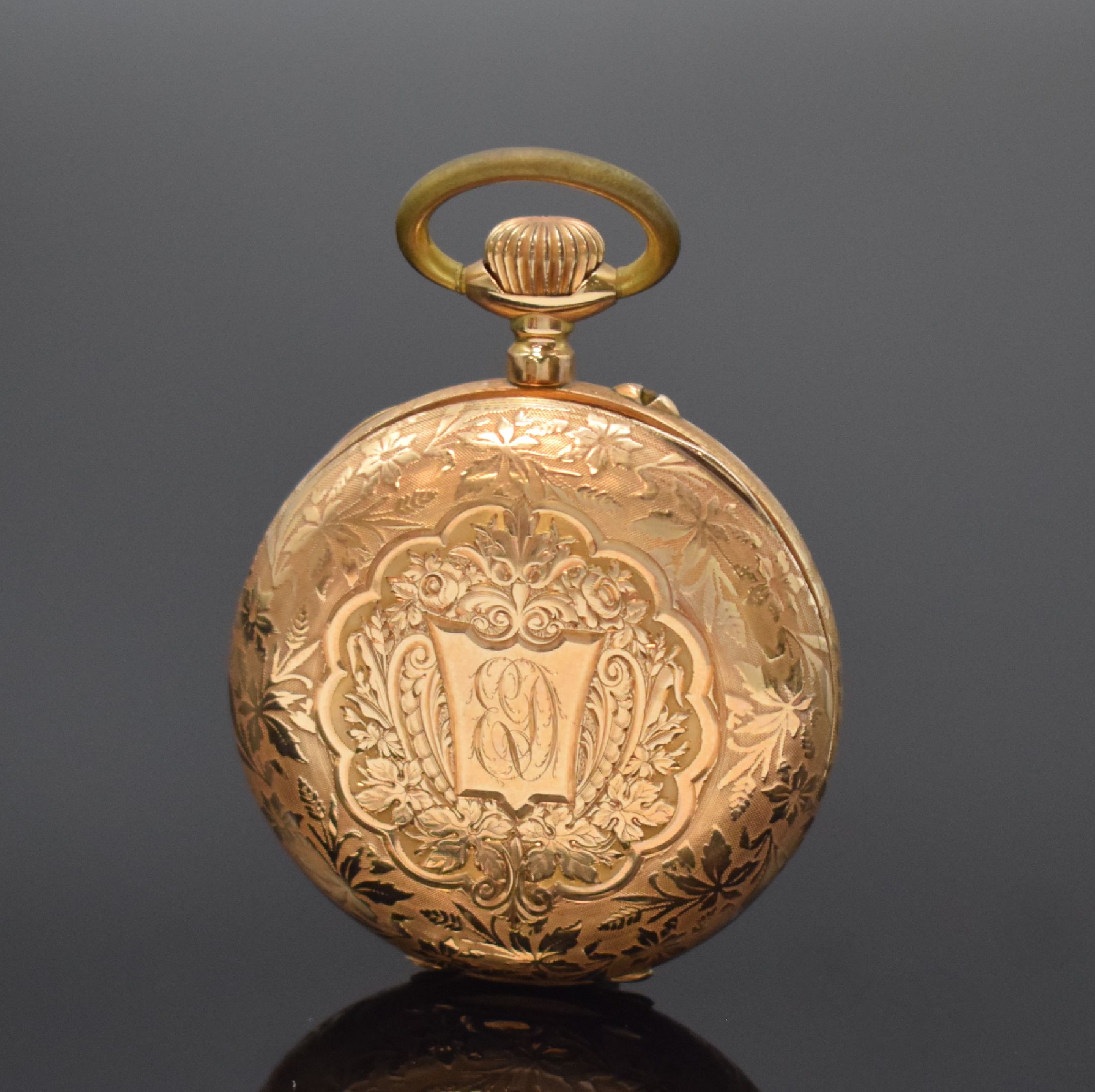 Detail a: Offene Taschenuhr in RoséG 585/000, Schweiz um 1900, floral grav. Geh. dell., rücks. m. Monogramm, Metallcuvette, Emailzifferbl. m. röm. Zahlen, ...