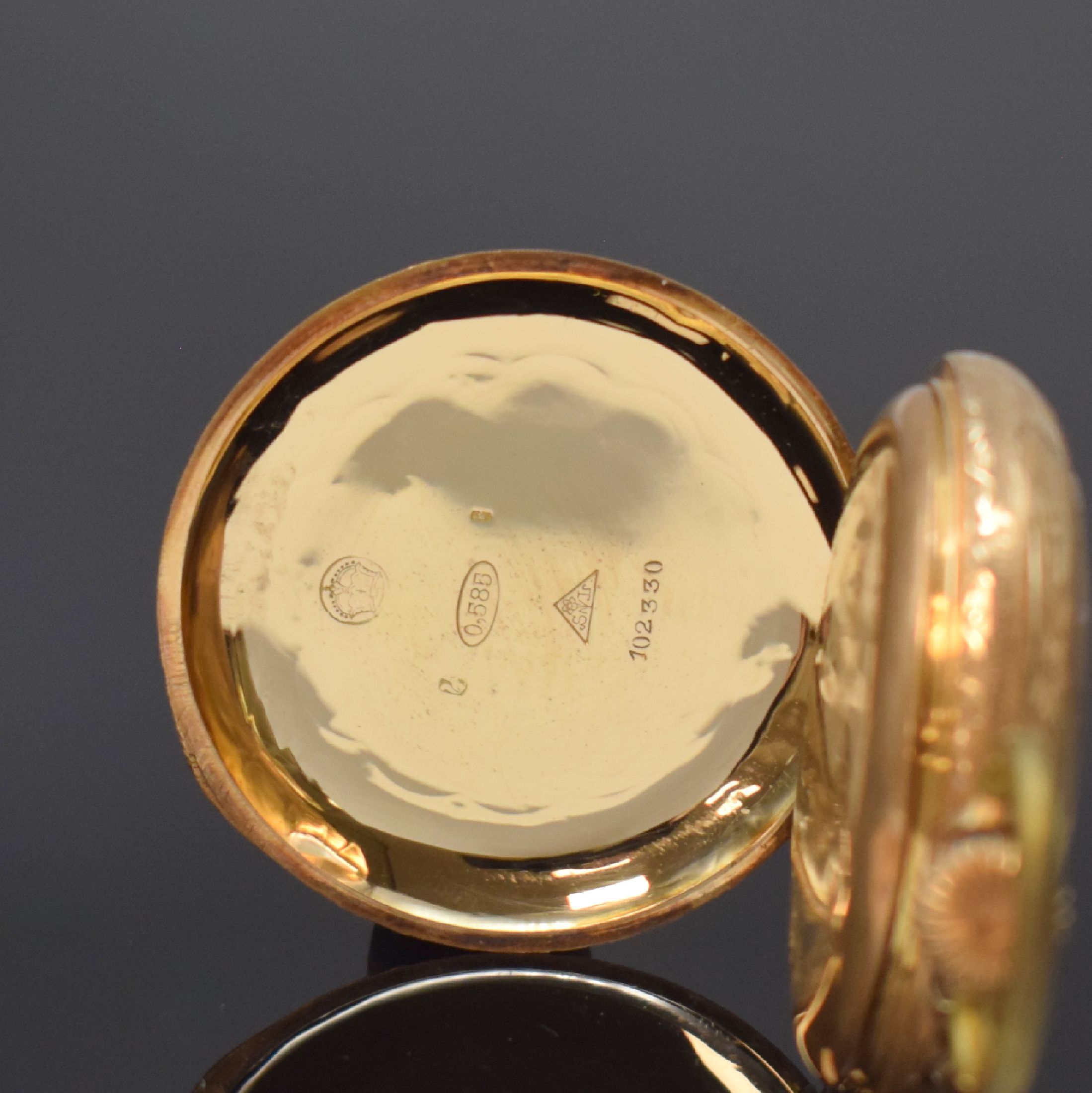 Detail b: Offene Taschenuhr in RoséG 585/000, Schweiz um 1900, floral grav. Geh. dell., rücks. m. Monogramm, Metallcuvette, Emailzifferbl. m. röm. Zahlen, ...