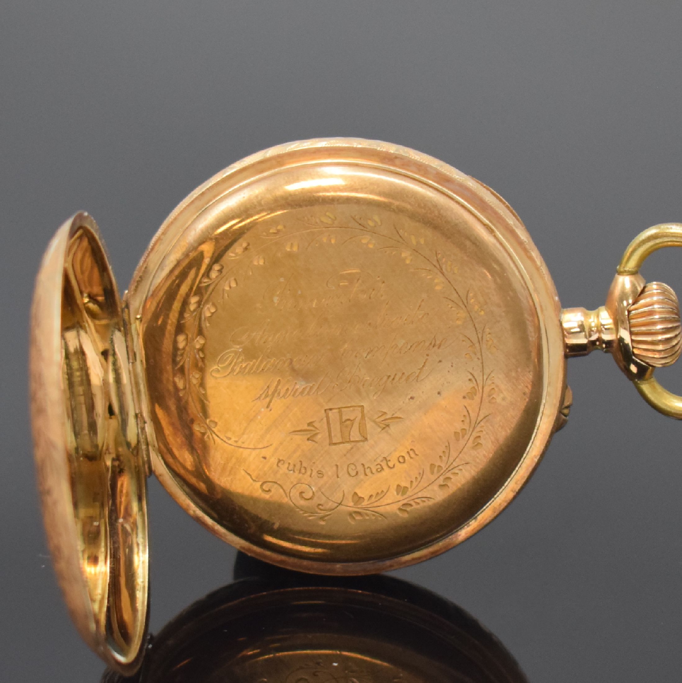 Detail c: Offene Taschenuhr in RoséG 585/000, Schweiz um 1900, floral grav. Geh. dell., rücks. m. Monogramm, Metallcuvette, Emailzifferbl. m. röm. Zahlen, ...