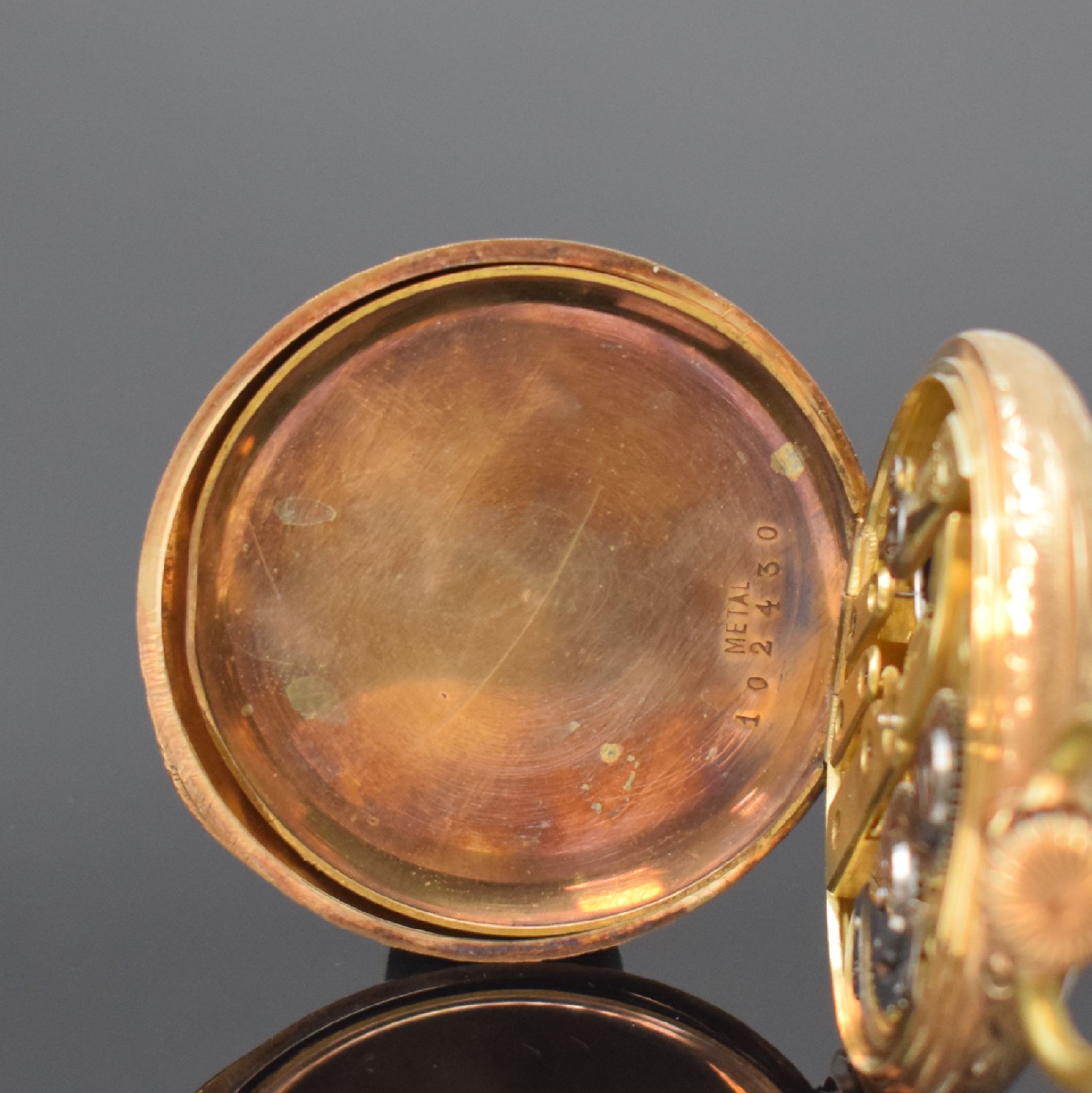 Detail d: Offene Taschenuhr in RoséG 585/000, Schweiz um 1900, floral grav. Geh. dell., rücks. m. Monogramm, Metallcuvette, Emailzifferbl. m. röm. Zahlen, ...