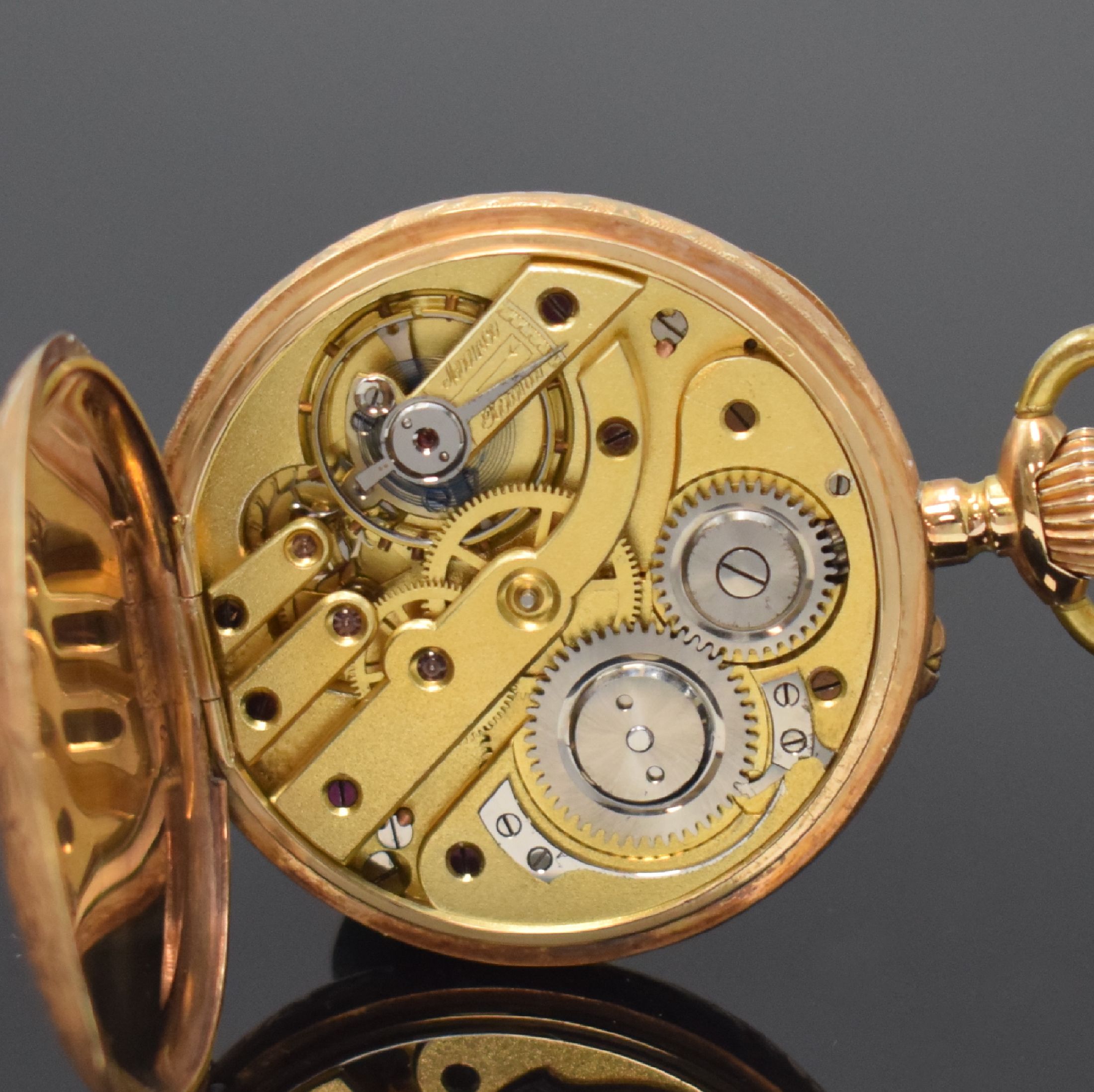 Detail e: Offene Taschenuhr in RoséG 585/000, Schweiz um 1900, floral grav. Geh. dell., rücks. m. Monogramm, Metallcuvette, Emailzifferbl. m. röm. Zahlen, ...