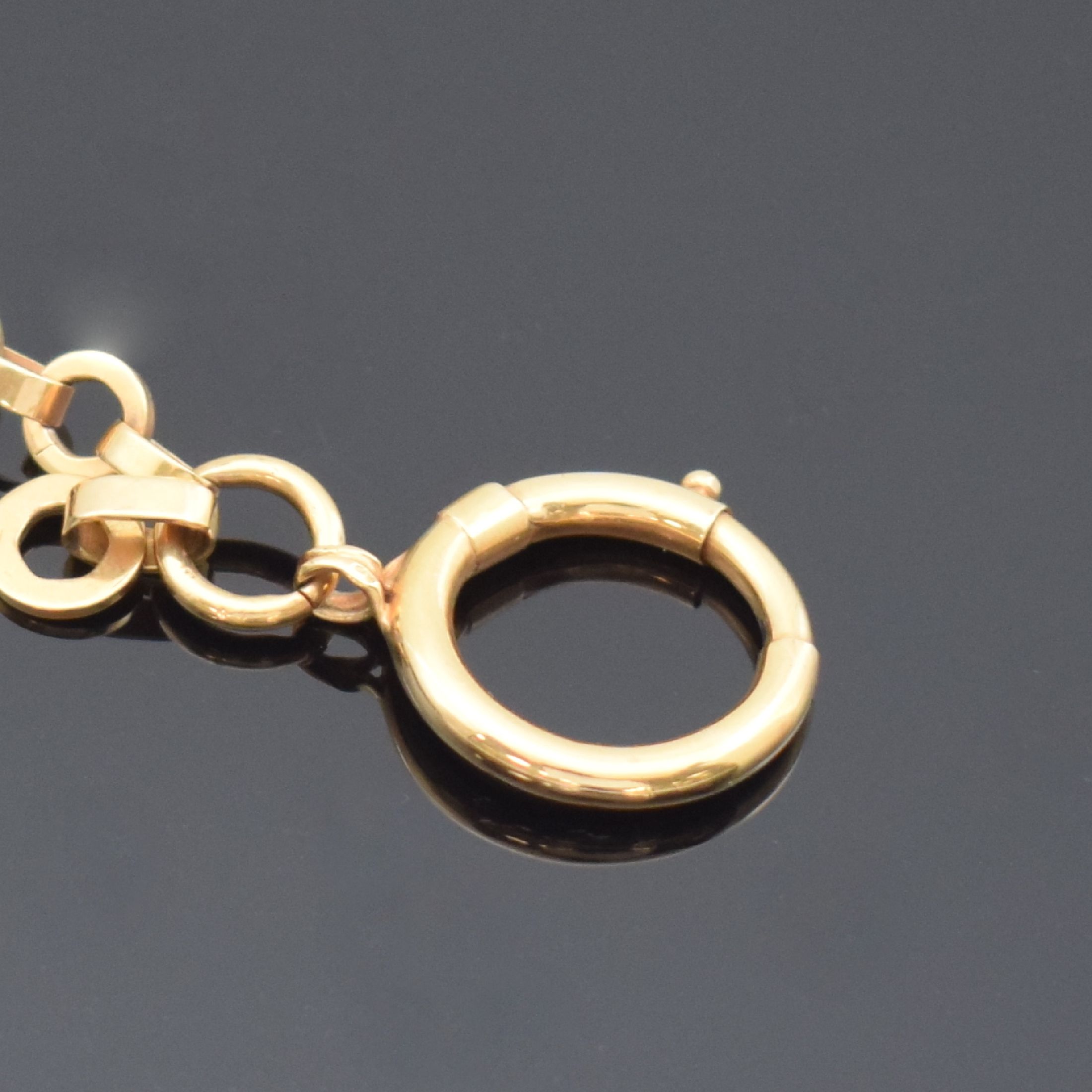 Detail a: Uhrenkette in RG 585/000 mit filigranen Einzelgliedern, um 1910, Karabiner und Federring, L. ca. 36,5 cm, Gew. ca. 32g, aufwendig verarbeitet