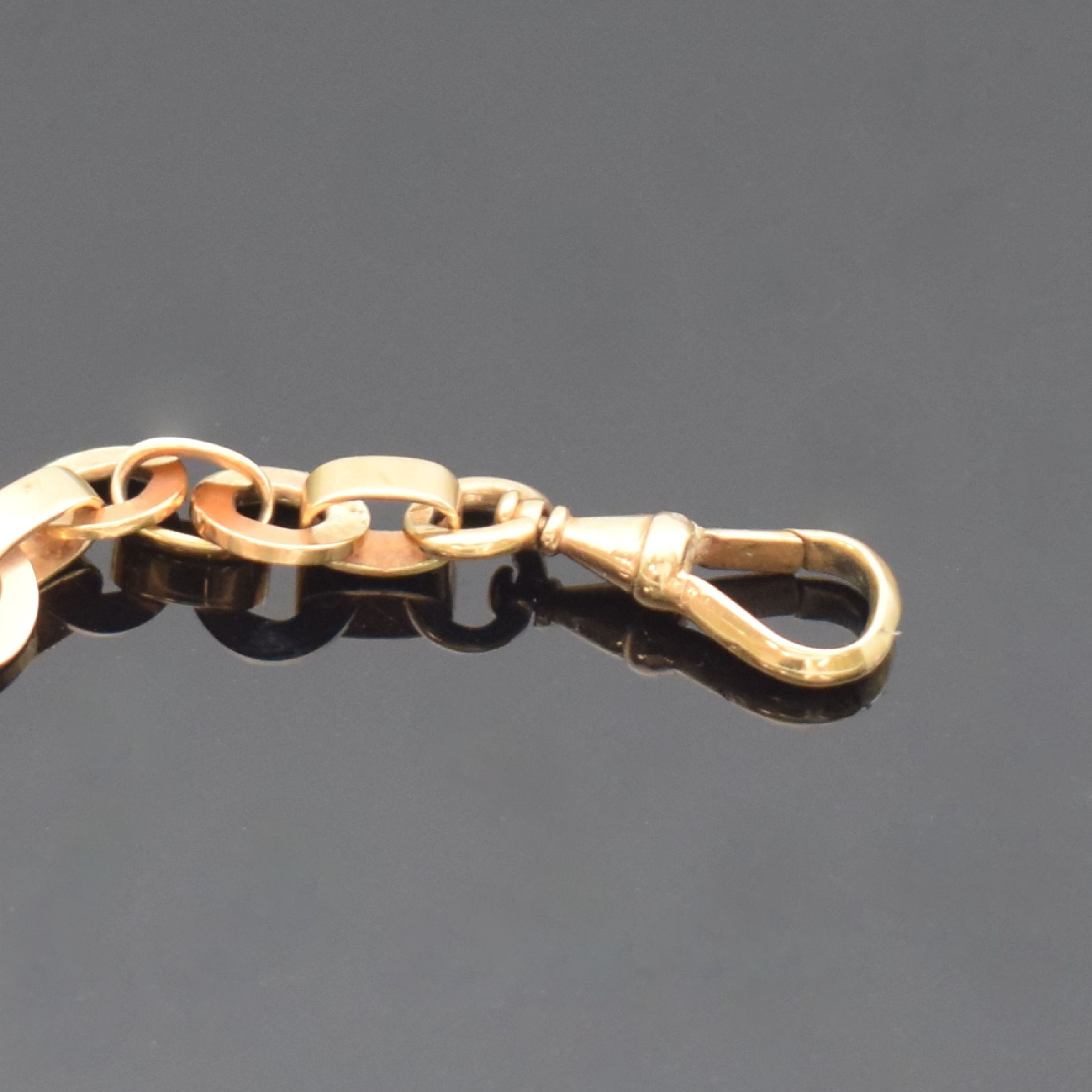 Detail b: Uhrenkette in RG 585/000 mit filigranen Einzelgliedern, um 1910, Karabiner und Federring, L. ca. 36,5 cm, Gew. ca. 32g, aufwendig verarbeitet