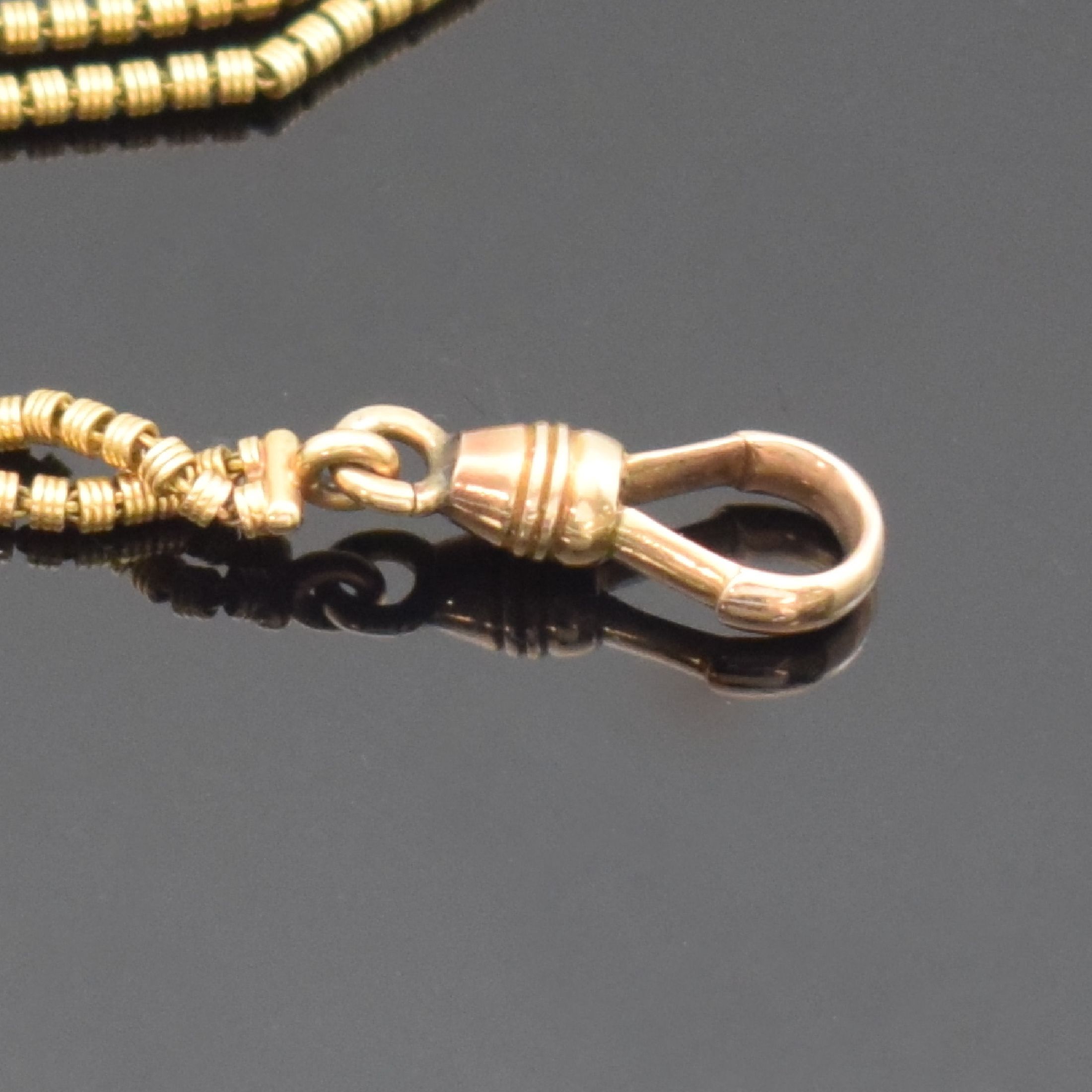 Detail a: Ausgefallen Frack-Uhrenkette in RoseG 585/000, 2-reihig, mit Karabiner und Knebel, in der Mitte mit Lapislazulikugel, L. ca. 22 cm, Gesamtgew. ca. ...
