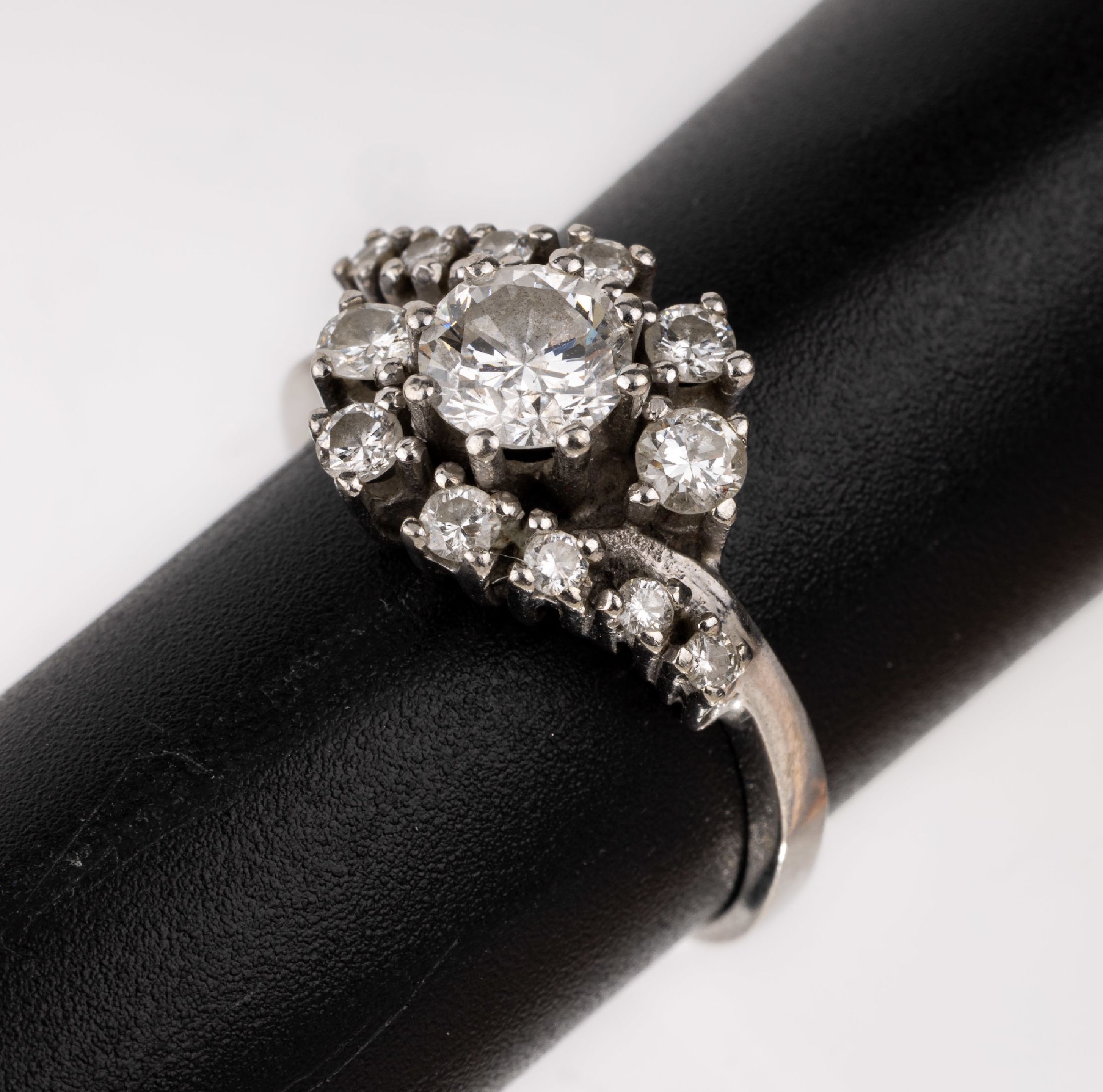 14 kt Gold Brillant-Ring, WG 585/000, geschwungene Gestaltung, mittig Brillant ca. 0.65 ct Weiß/p, umgeben von 12 Brillanten zus. ca. 0.24 ct ...