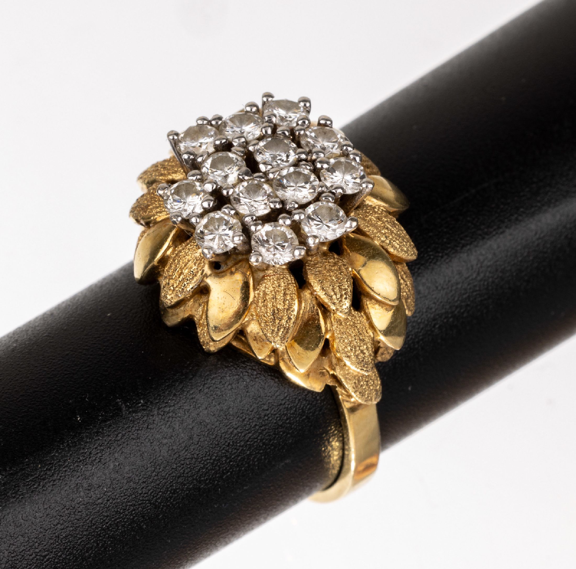18 kt Gold Brillant-Ring, GG/WG 750/000, abstrakte Gestaltung mit Blättern, 13 in WG gefasste Brillanten zus. ca. 1.0 ct (grav.) Weiß/si-p, RW 58, ...