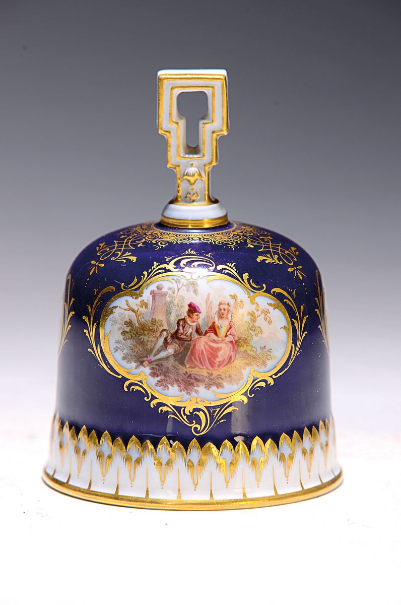 Tischglocke, Meissen, um 1900, Porzellan, kobaltblau glasiert, in drei goldgerahmten Kartuschen eine feine galante Szene und zwei Blumenbuketts, H. ...