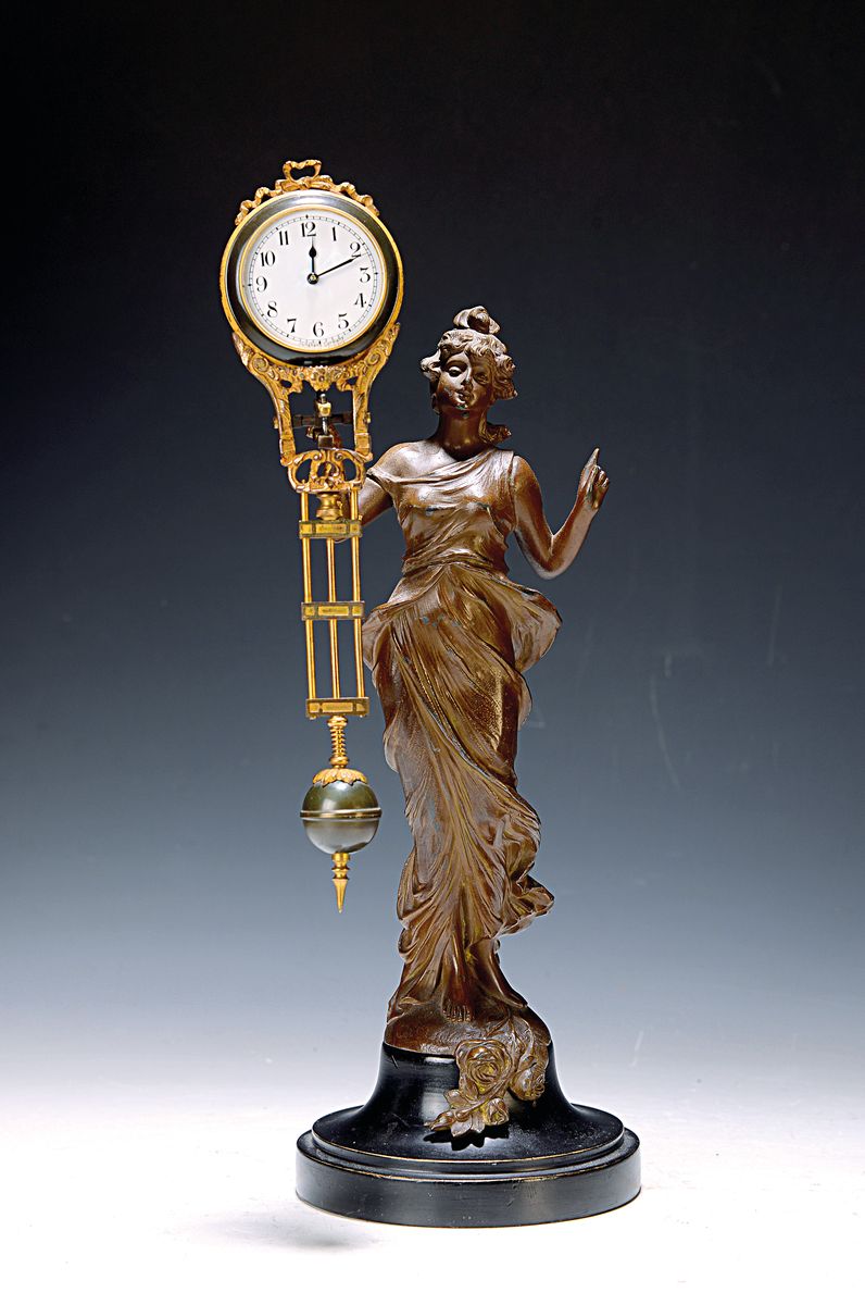 Tischuhr Mysterieuse, Junghans um 1910, Jugendstil, Holzsockel, Jugendstil, Bronzeskulptur einer Frau, Schwungpendel, Emailzifferblatt sign. Junghans ...