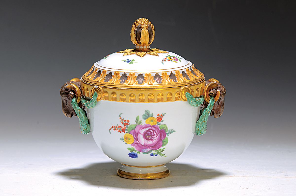 Deckelgefäß, Meissen, Marcolini, 1774-1815, mit vollplastischen Widderköpfen (Hörner best.), reiche Goldstaffage, bunte Blumenmalerei auf der ...