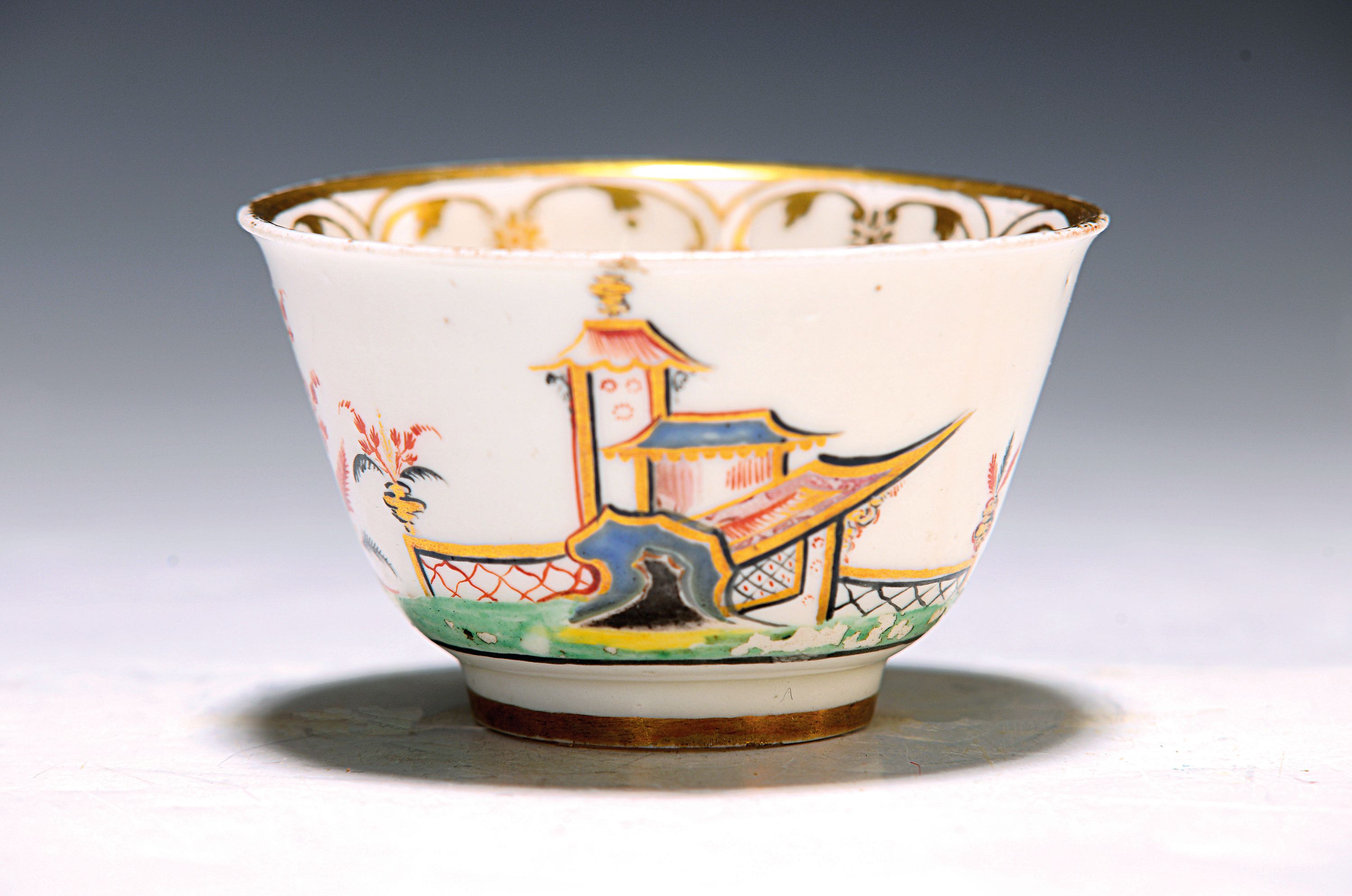 Kleines Koppchen, wohl Meissen, um 1720, dünnwandiges Porzellan mit umlaufender Chinoiserie-Bemalung, innen Goldborte, frühes Belegstück noch ohne ...