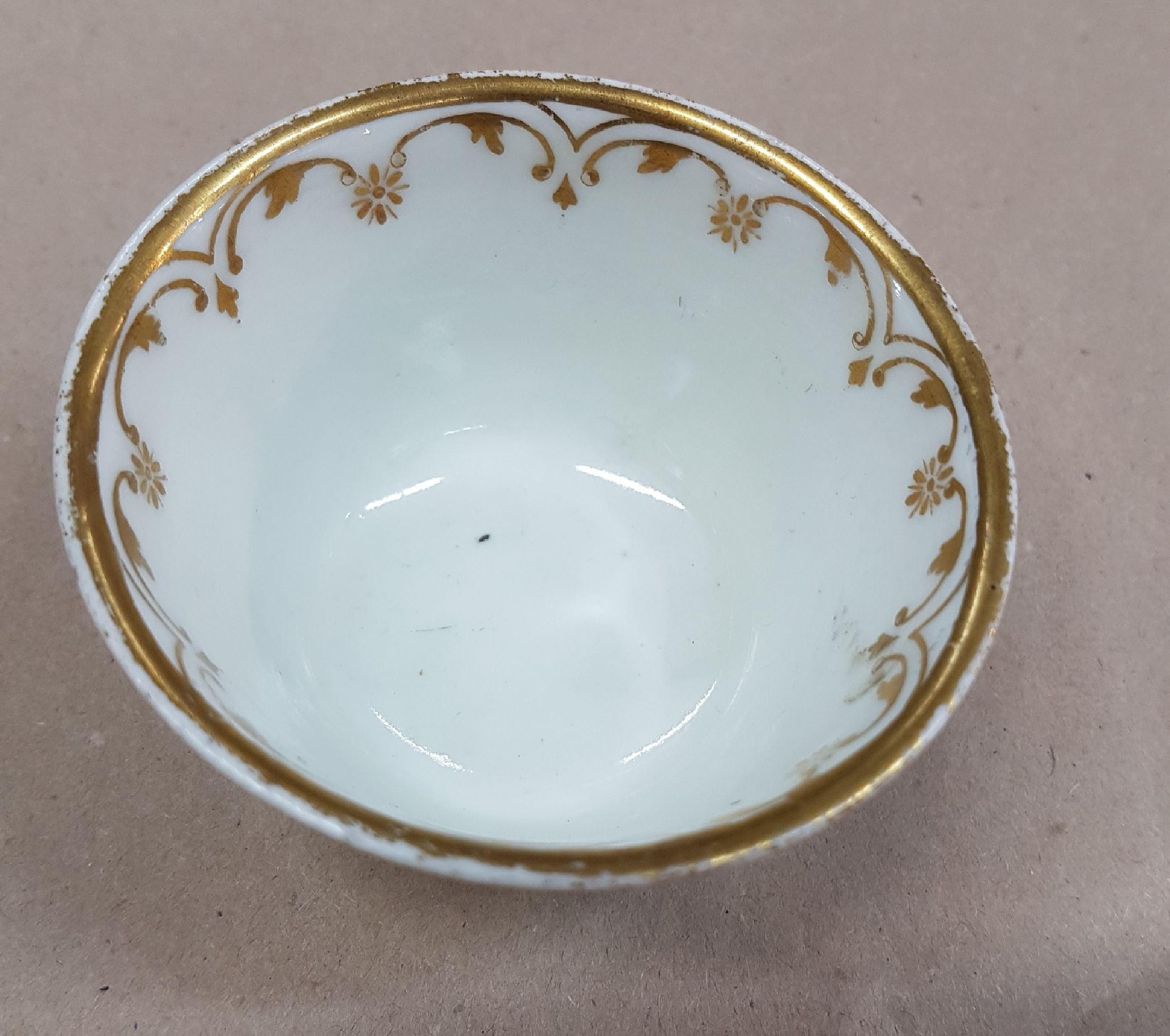 Detail a: Kleines Koppchen, wohl Meissen, um 1720, dünnwandiges Porzellan mit umlaufender Chinoiserie-Bemalung, innen Goldborte, frühes Belegstück noch ohne ...