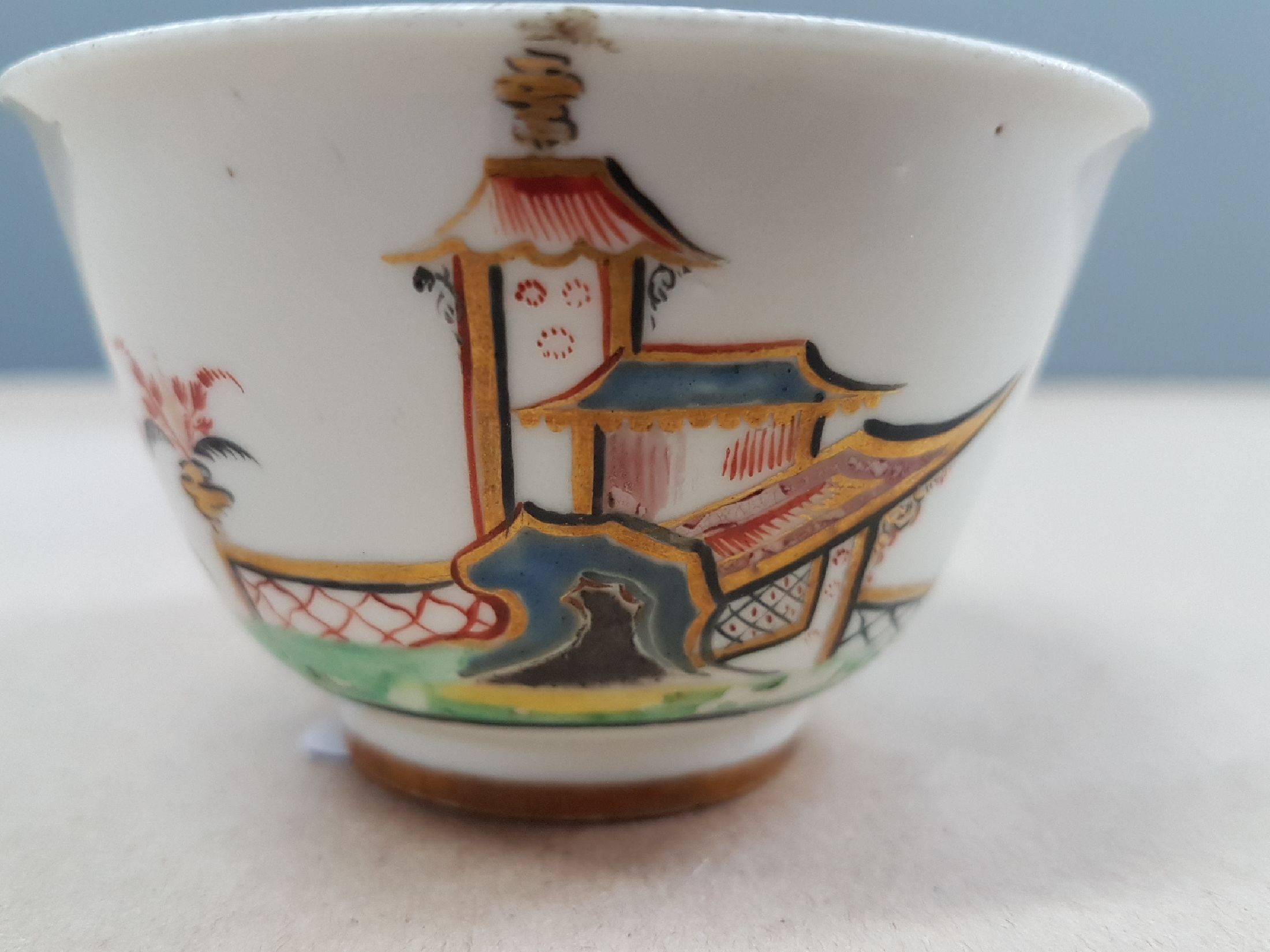 Detail b: Kleines Koppchen, wohl Meissen, um 1720, dünnwandiges Porzellan mit umlaufender Chinoiserie-Bemalung, innen Goldborte, frühes Belegstück noch ohne ...