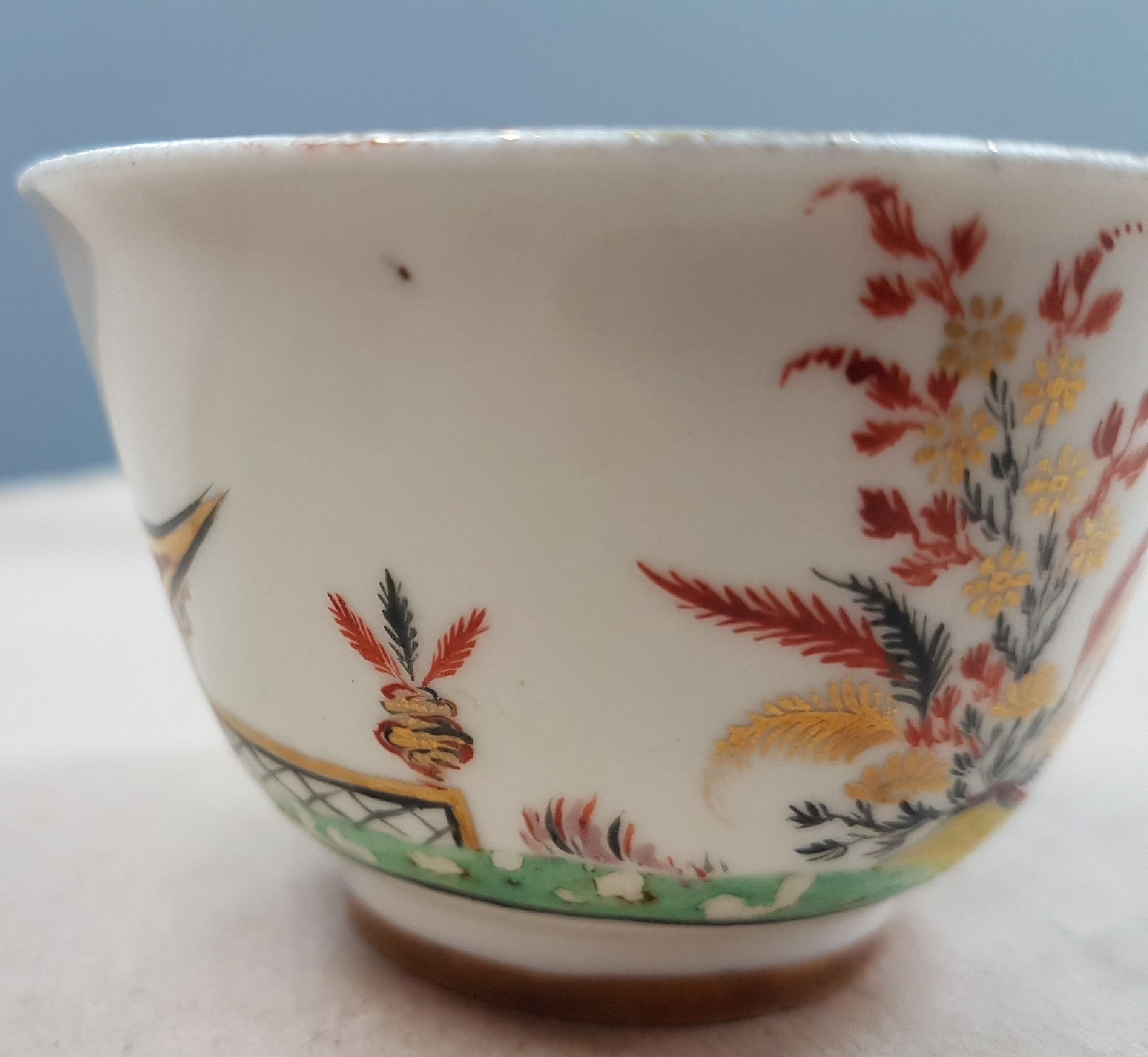 Detail c: Kleines Koppchen, wohl Meissen, um 1720, dünnwandiges Porzellan mit umlaufender Chinoiserie-Bemalung, innen Goldborte, frühes Belegstück noch ohne ...