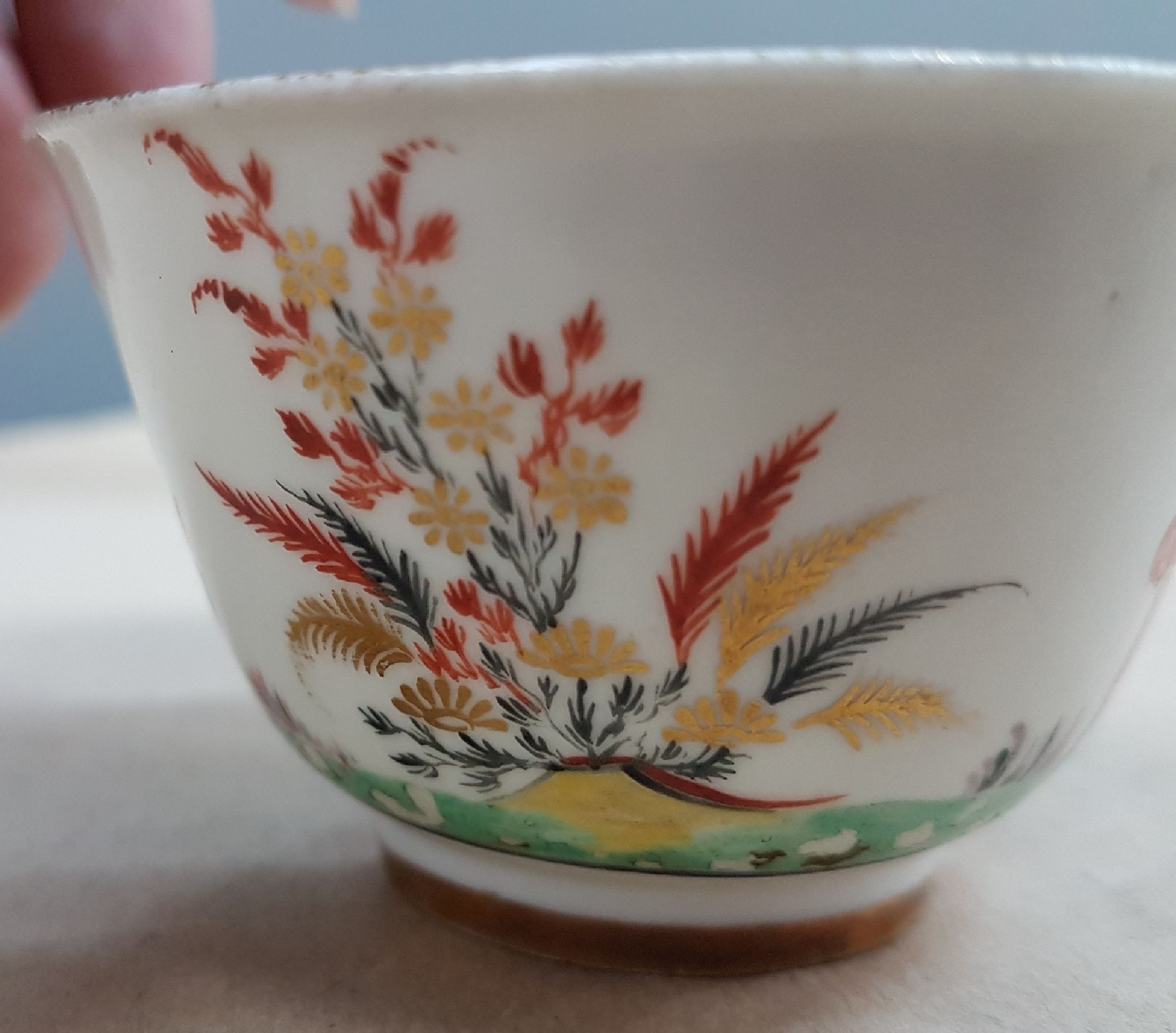 Detail d: Kleines Koppchen, wohl Meissen, um 1720, dünnwandiges Porzellan mit umlaufender Chinoiserie-Bemalung, innen Goldborte, frühes Belegstück noch ohne ...