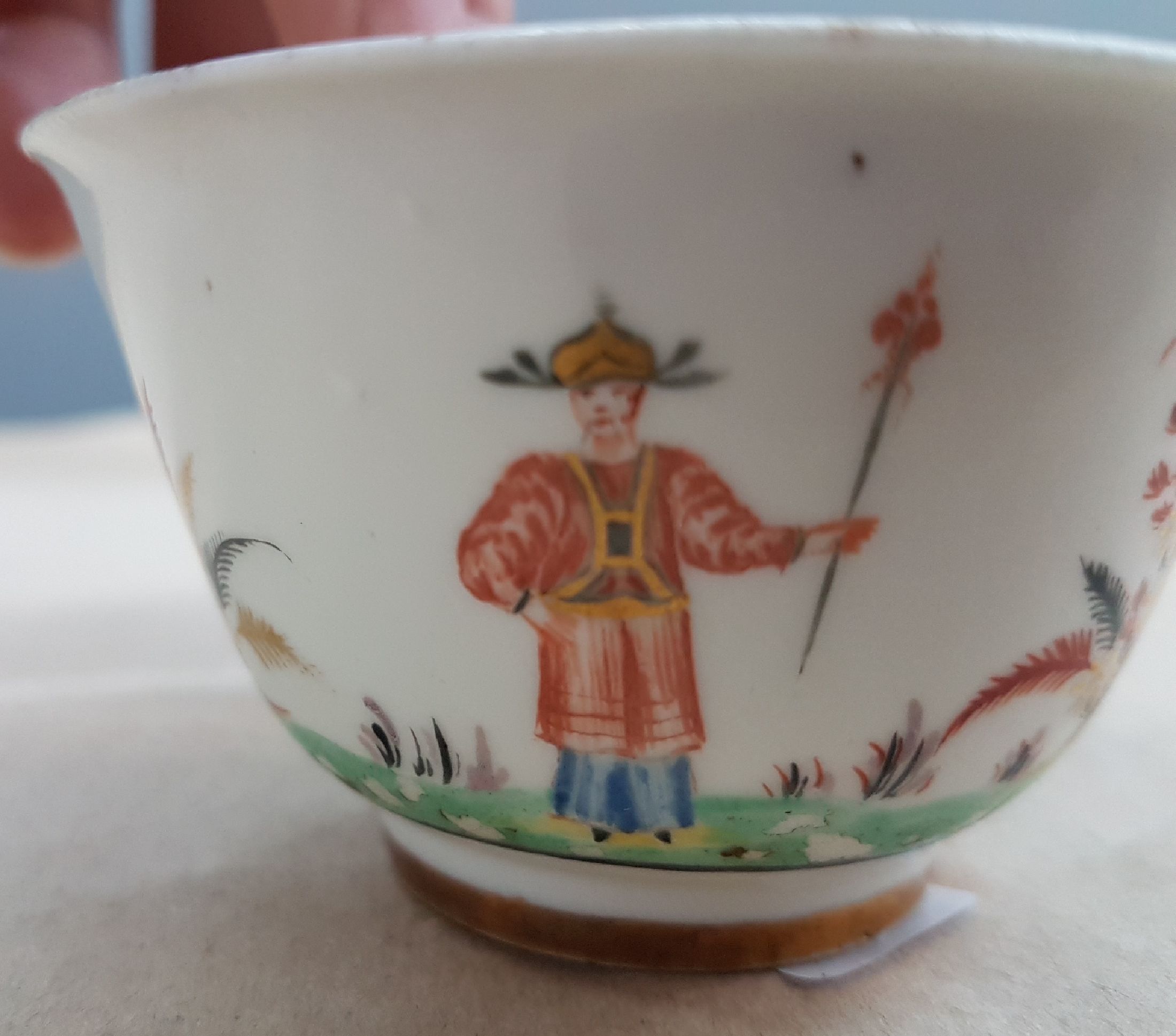 Detail e: Kleines Koppchen, wohl Meissen, um 1720, dünnwandiges Porzellan mit umlaufender Chinoiserie-Bemalung, innen Goldborte, frühes Belegstück noch ohne ...
