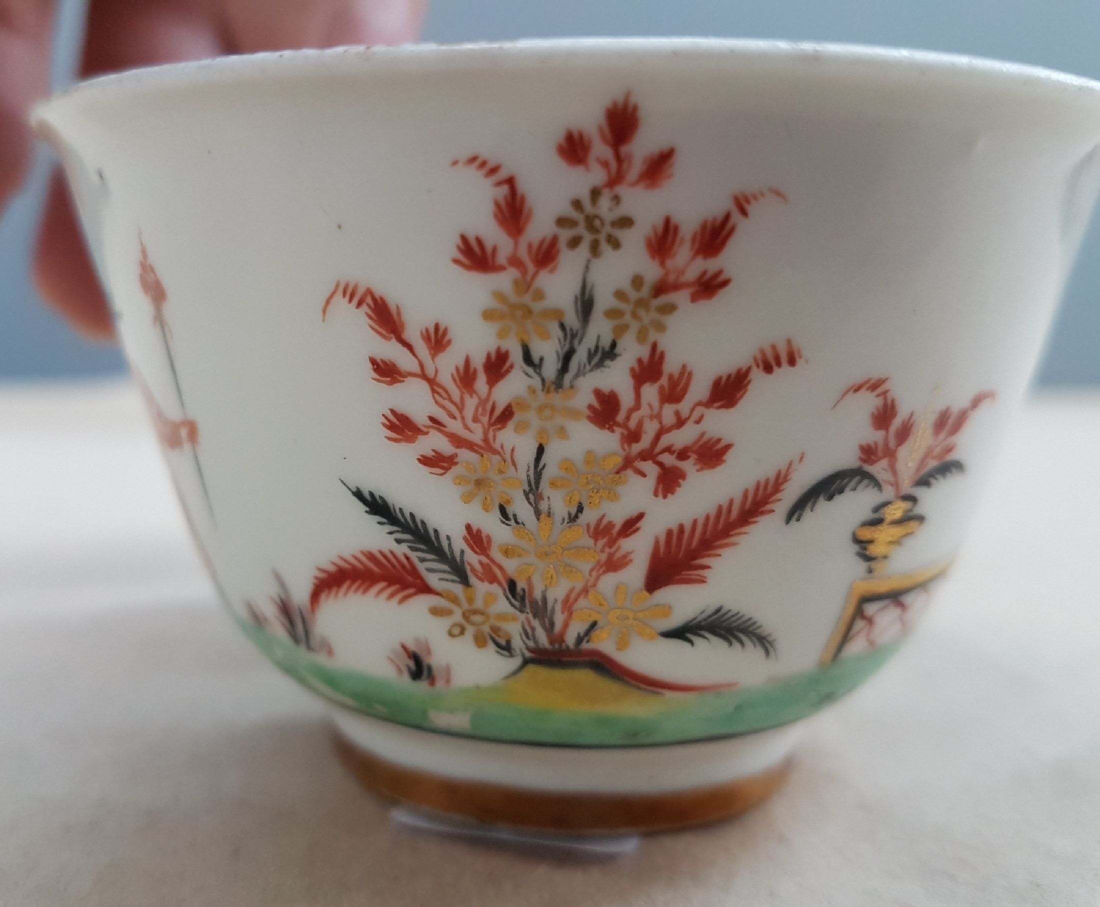 Detail f: Kleines Koppchen, wohl Meissen, um 1720, dünnwandiges Porzellan mit umlaufender Chinoiserie-Bemalung, innen Goldborte, frühes Belegstück noch ohne ...