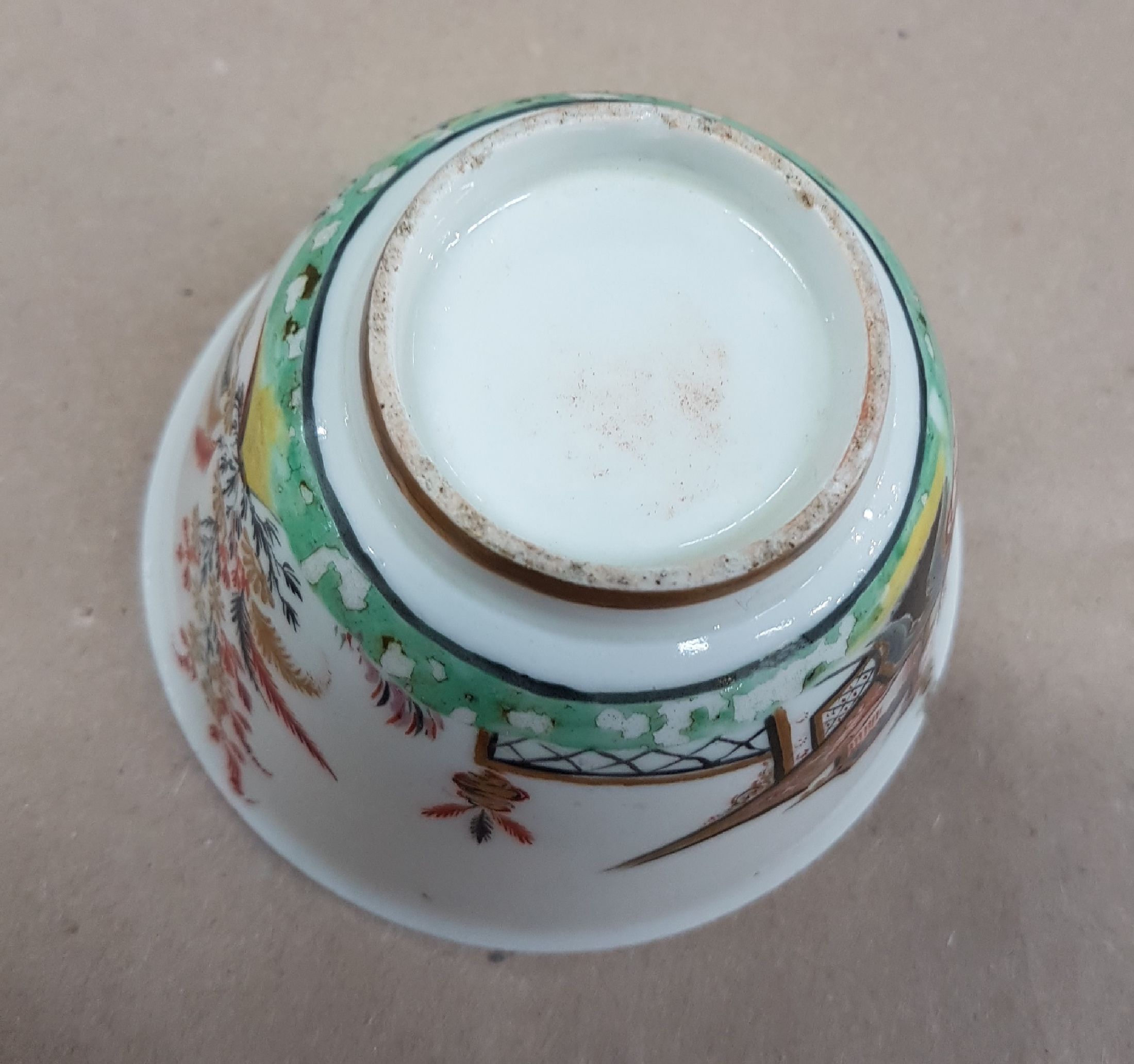 Detail g: Kleines Koppchen, wohl Meissen, um 1720, dünnwandiges Porzellan mit umlaufender Chinoiserie-Bemalung, innen Goldborte, frühes Belegstück noch ohne ...
