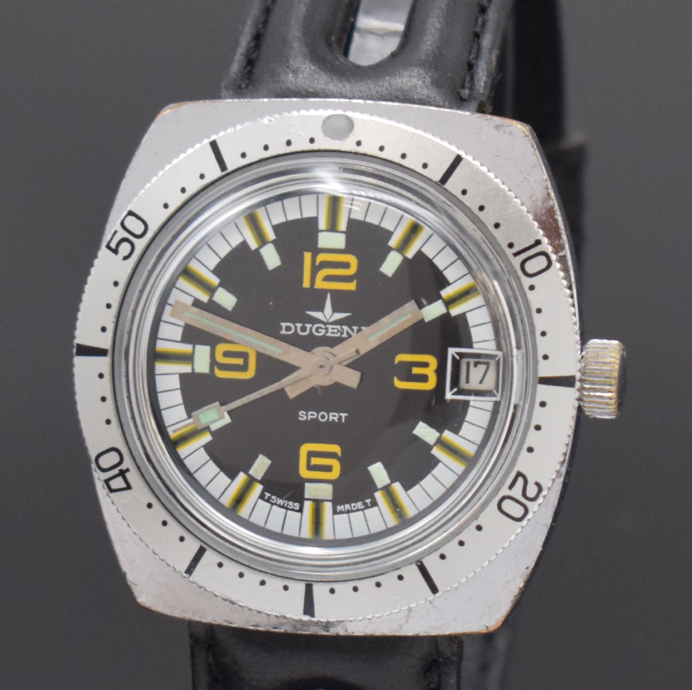 Detail a: DUGENA Sport Herrenarmbanduhr, Handaufzug, Schweiz um 1968, verchr. Geh., Edelstahlboden verschr., Lünette m. 60er Teilung beids. drehb., schwarzes ...