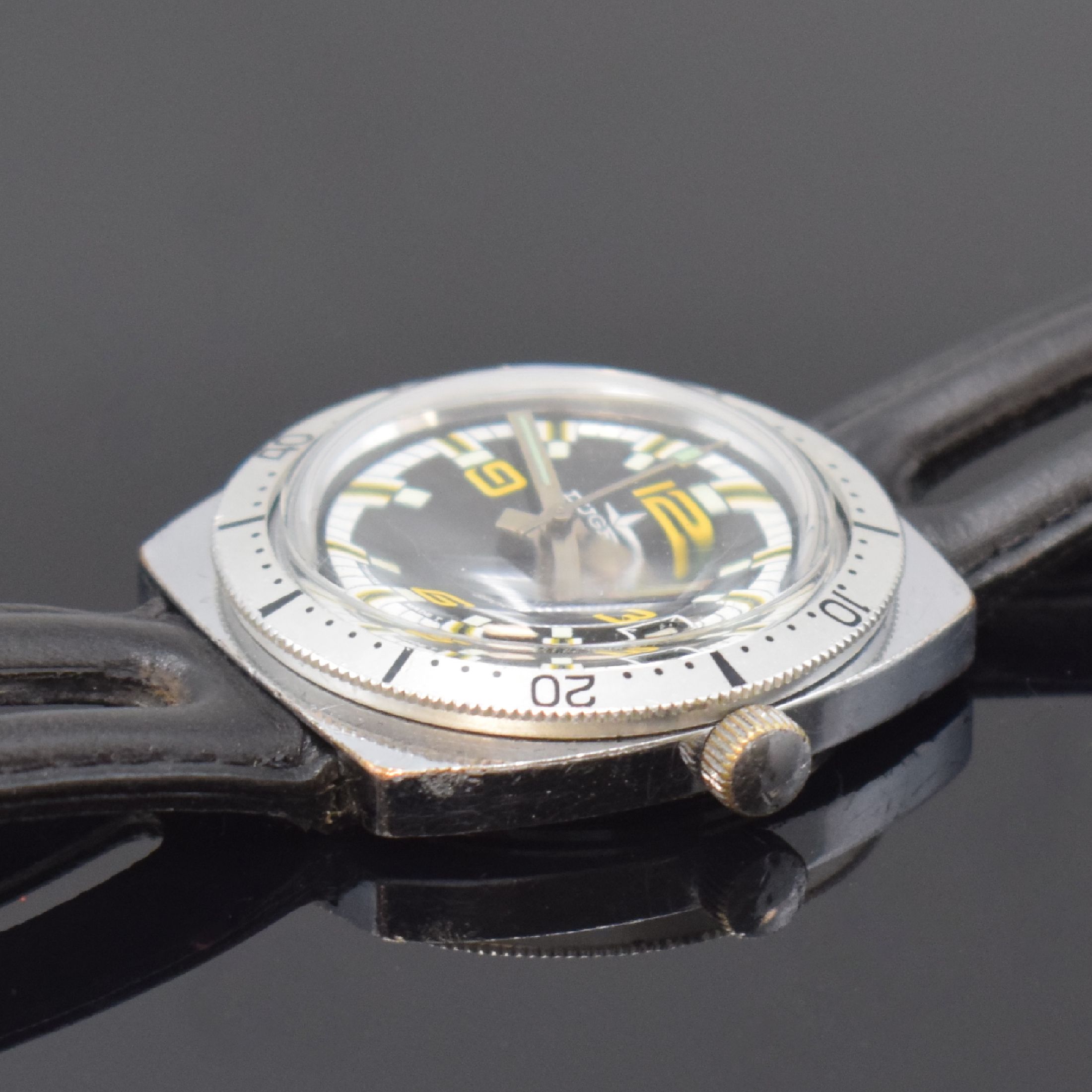 Detail b: DUGENA Sport Herrenarmbanduhr, Handaufzug, Schweiz um 1968, verchr. Geh., Edelstahlboden verschr., Lünette m. 60er Teilung beids. drehb., schwarzes ...