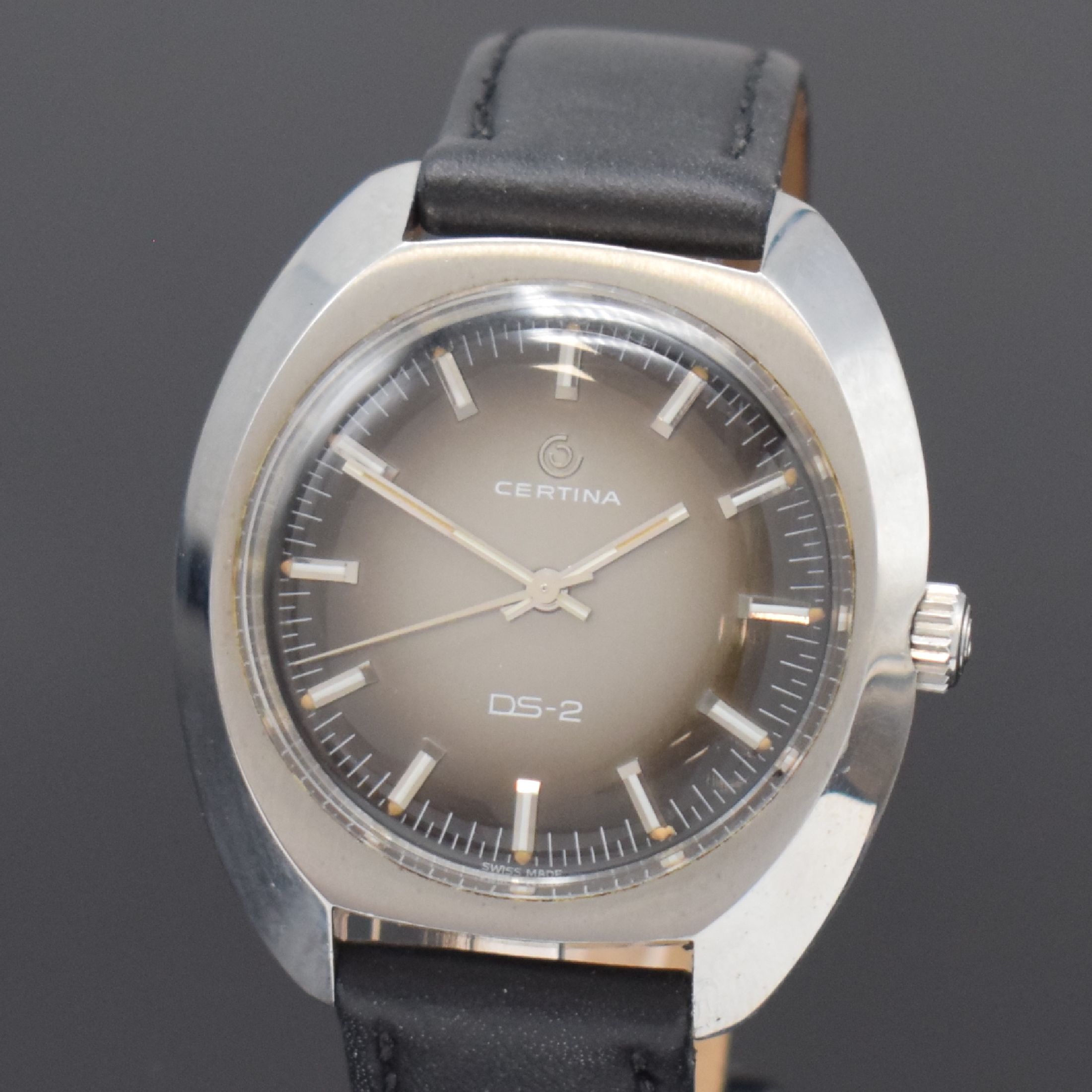 Detail a: CERTINA Herrenarmbanduhr DS-2, Handaufzug, Schweiz um 1970, Edelstahlgeh., Boden mit zentralem Schildkröten-Emblem verschr., grau/braunes ...