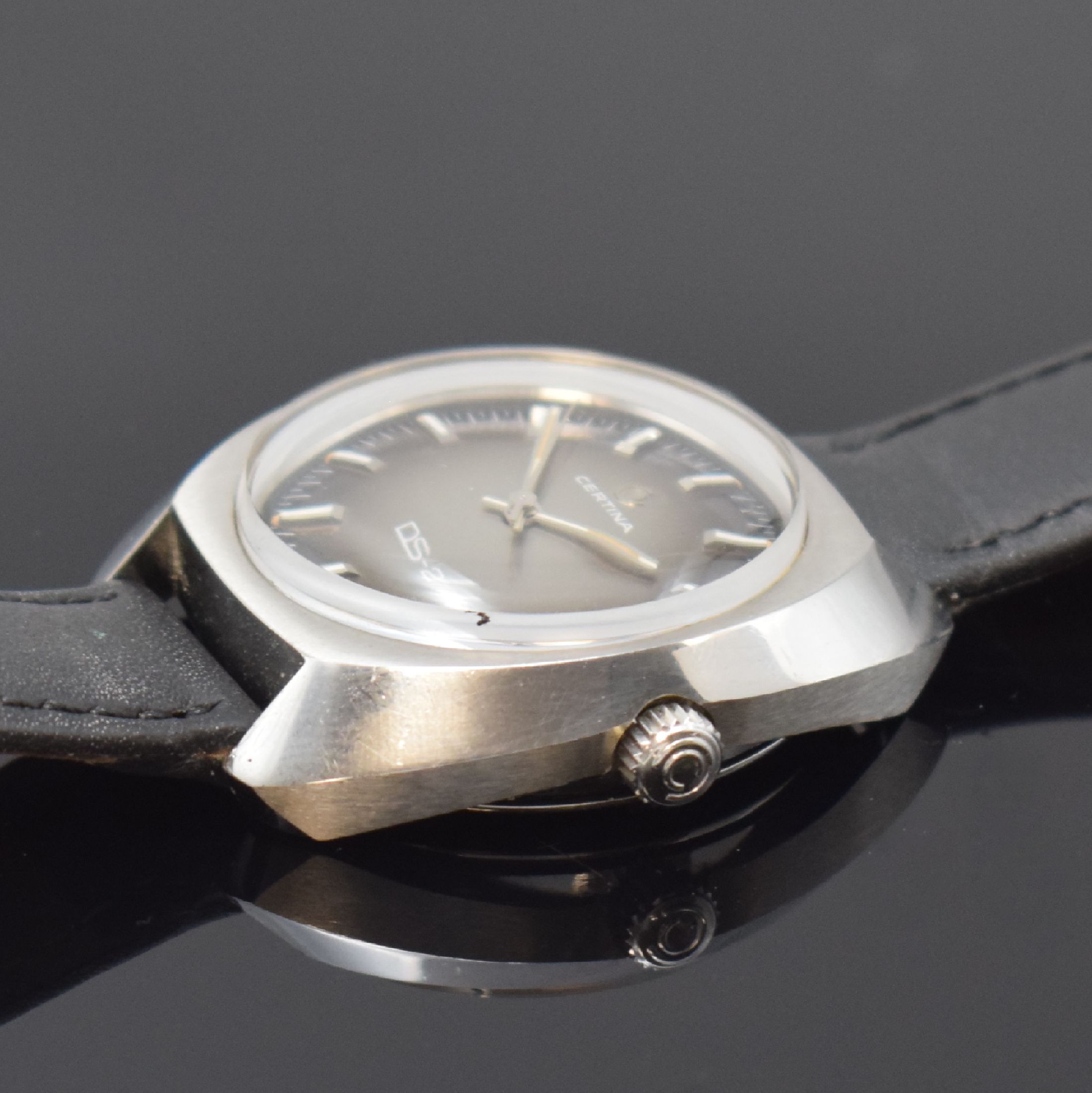 Detail b: CERTINA Herrenarmbanduhr DS-2, Handaufzug, Schweiz um 1970, Edelstahlgeh., Boden mit zentralem Schildkröten-Emblem verschr., grau/braunes ...
