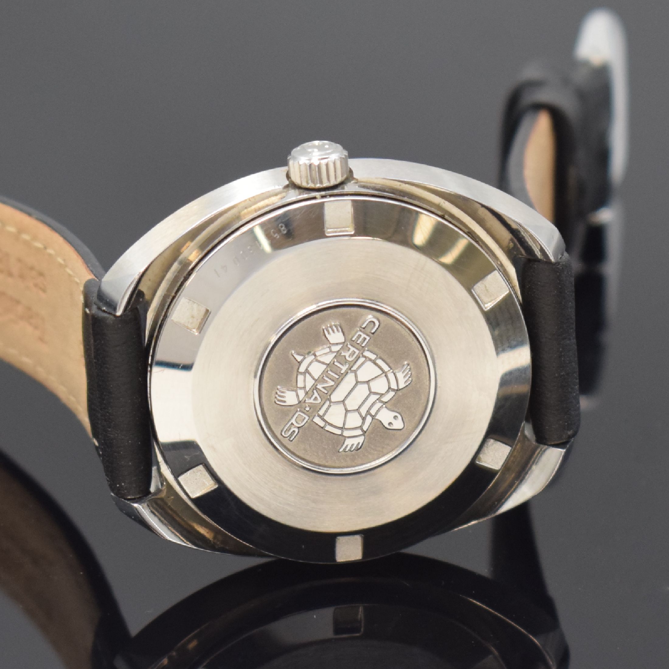 Detail c: CERTINA Herrenarmbanduhr DS-2, Handaufzug, Schweiz um 1970, Edelstahlgeh., Boden mit zentralem Schildkröten-Emblem verschr., grau/braunes ...