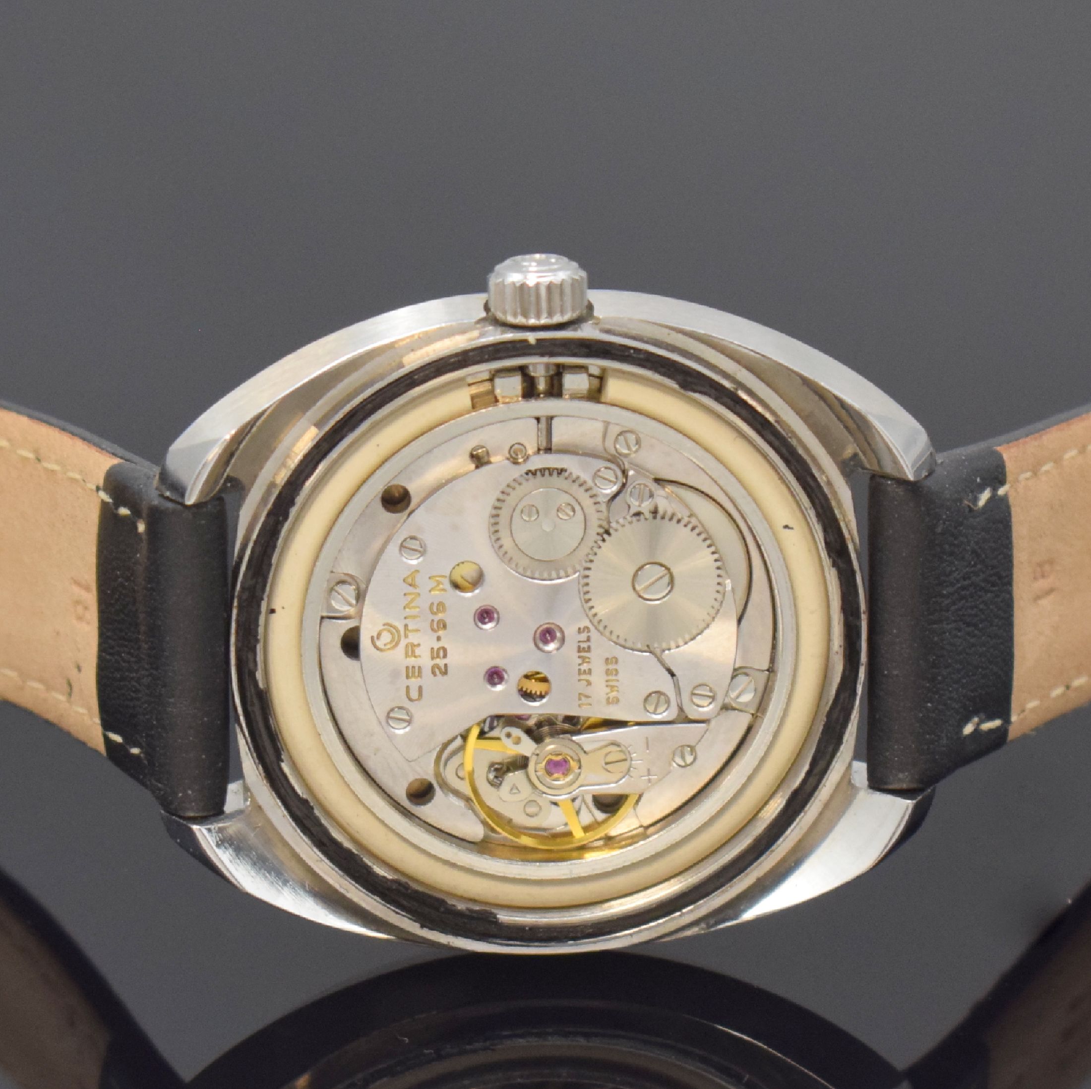 Detail d: CERTINA Herrenarmbanduhr DS-2, Handaufzug, Schweiz um 1970, Edelstahlgeh., Boden mit zentralem Schildkröten-Emblem verschr., grau/braunes ...