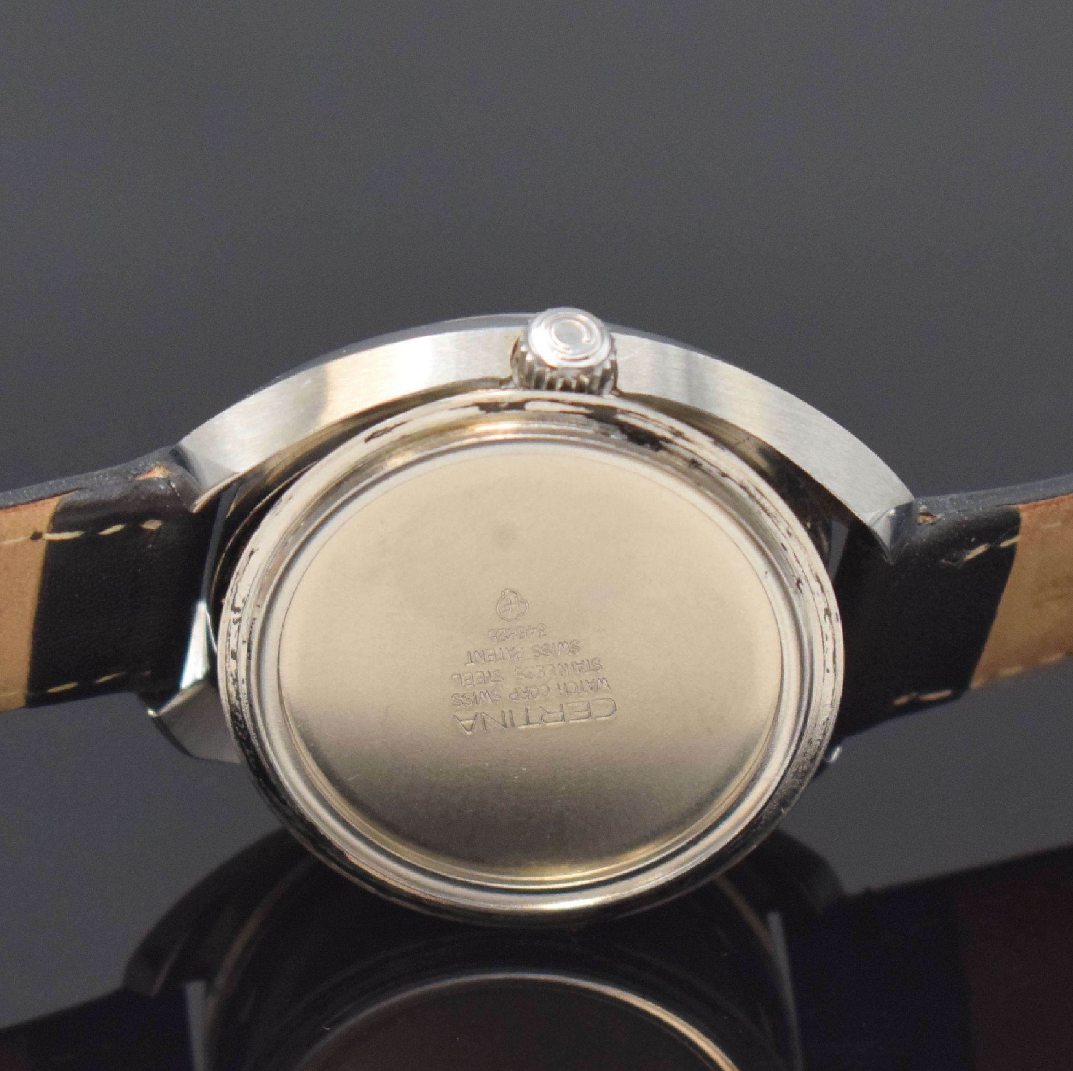 Detail e: CERTINA Herrenarmbanduhr DS-2, Handaufzug, Schweiz um 1970, Edelstahlgeh., Boden mit zentralem Schildkröten-Emblem verschr., grau/braunes ...