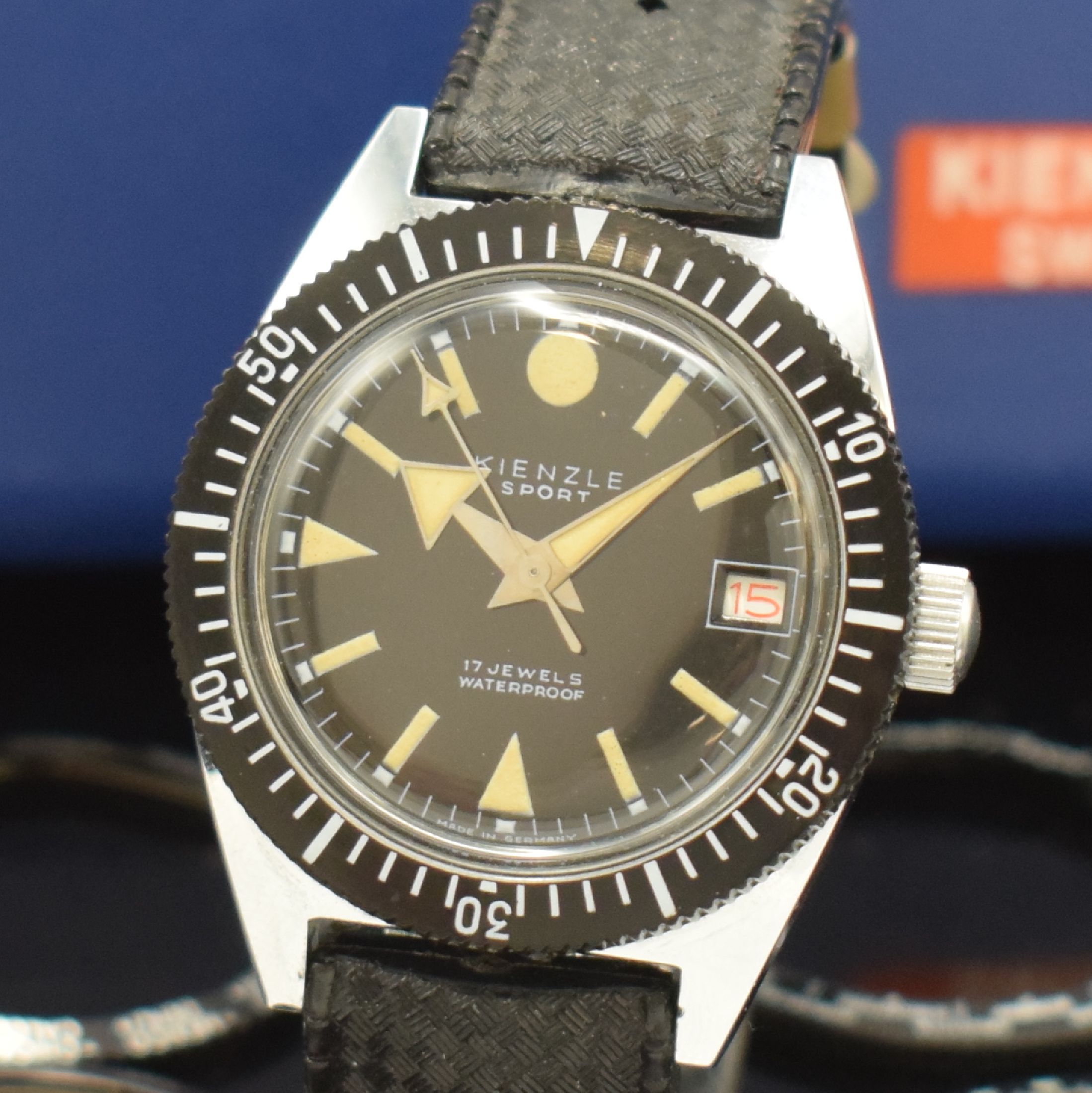 Detail a: KIENZLE Sport Herrenarmbanduhr mit original Etui und Wechsel-Lünetten, Handaufzug, Deutschland 1960er Jahre, verchr. Geh., Tropic-Armband, verschr. ...