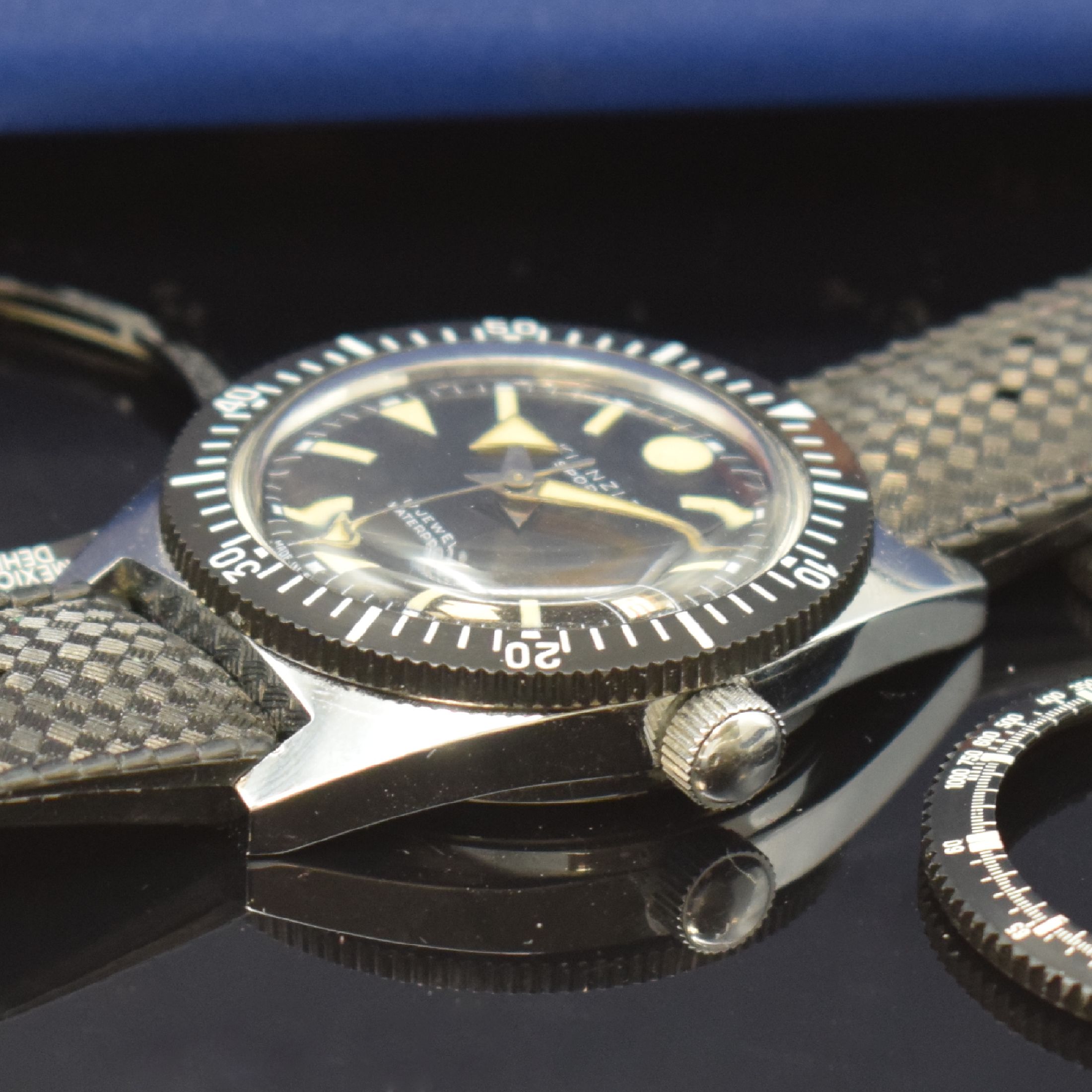 Detail b: KIENZLE Sport Herrenarmbanduhr mit original Etui und Wechsel-Lünetten, Handaufzug, Deutschland 1960er Jahre, verchr. Geh., Tropic-Armband, verschr. ...