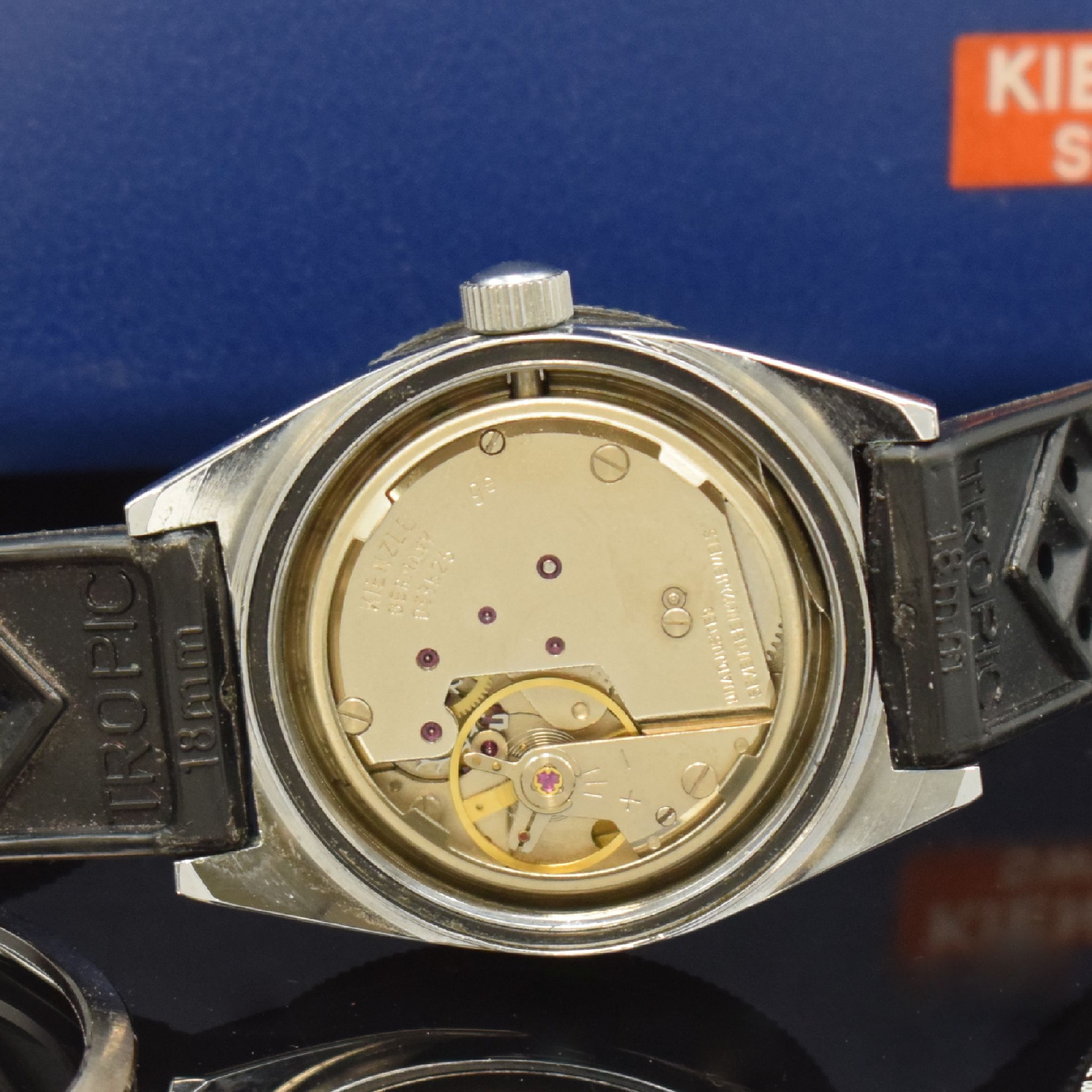 Detail d: KIENZLE Sport Herrenarmbanduhr mit original Etui und Wechsel-Lünetten, Handaufzug, Deutschland 1960er Jahre, verchr. Geh., Tropic-Armband, verschr. ...