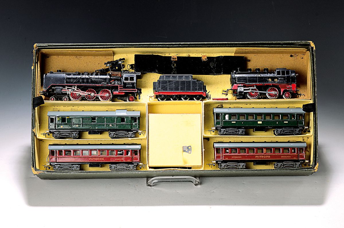 Großes Konvolut Märklin, Spur 00/H0, 1935-1950, Zugpackung R800 mit 5 Waggons und Schienen in illustriertem orig. Karton, dieser lädiert; ...