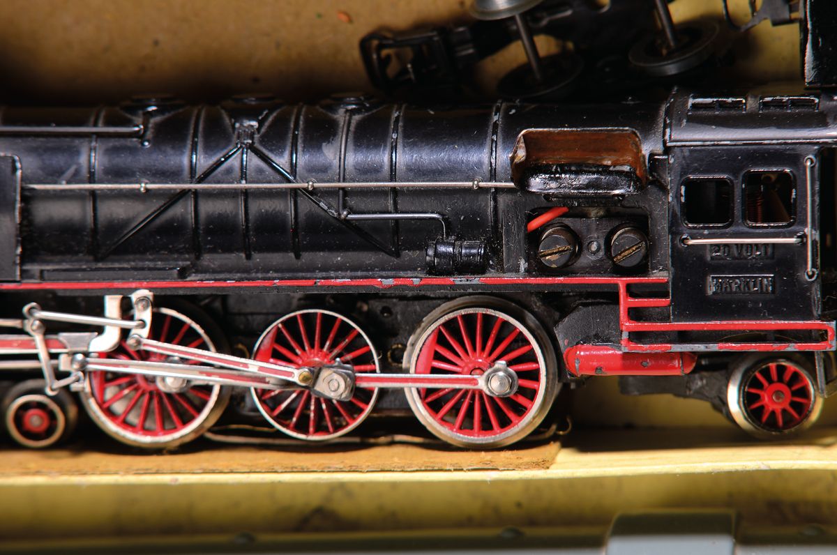 Detail a: Großes Konvolut Märklin, Spur 00/H0, 1935-1950, Zugpackung R800 mit 5 Waggons und Schienen in illustriertem orig. Karton, dieser lädiert; ...