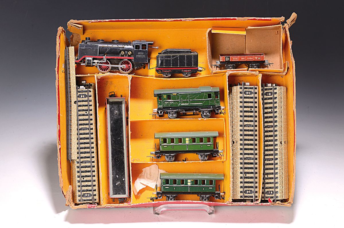 Detail b: Großes Konvolut Märklin, Spur 00/H0, 1935-1950, Zugpackung R800 mit 5 Waggons und Schienen in illustriertem orig. Karton, dieser lädiert; ...