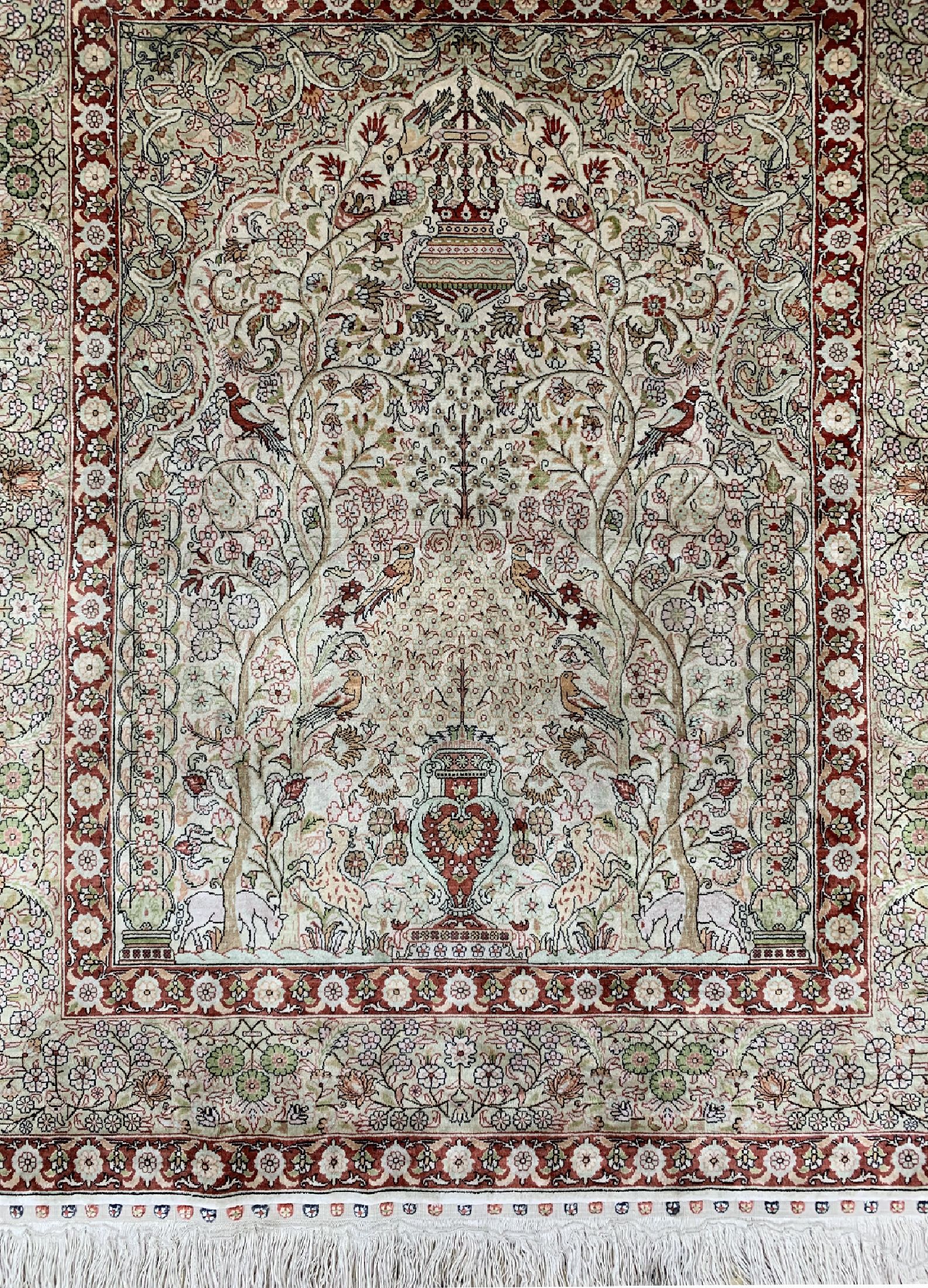Detail a: Hereke Seide fein, China, ca. 50 Jahre, reine Naturseide, ca. 94 x 78 cm, ca. 1,4 Mio.Kn/qm, EHZ: 1-2