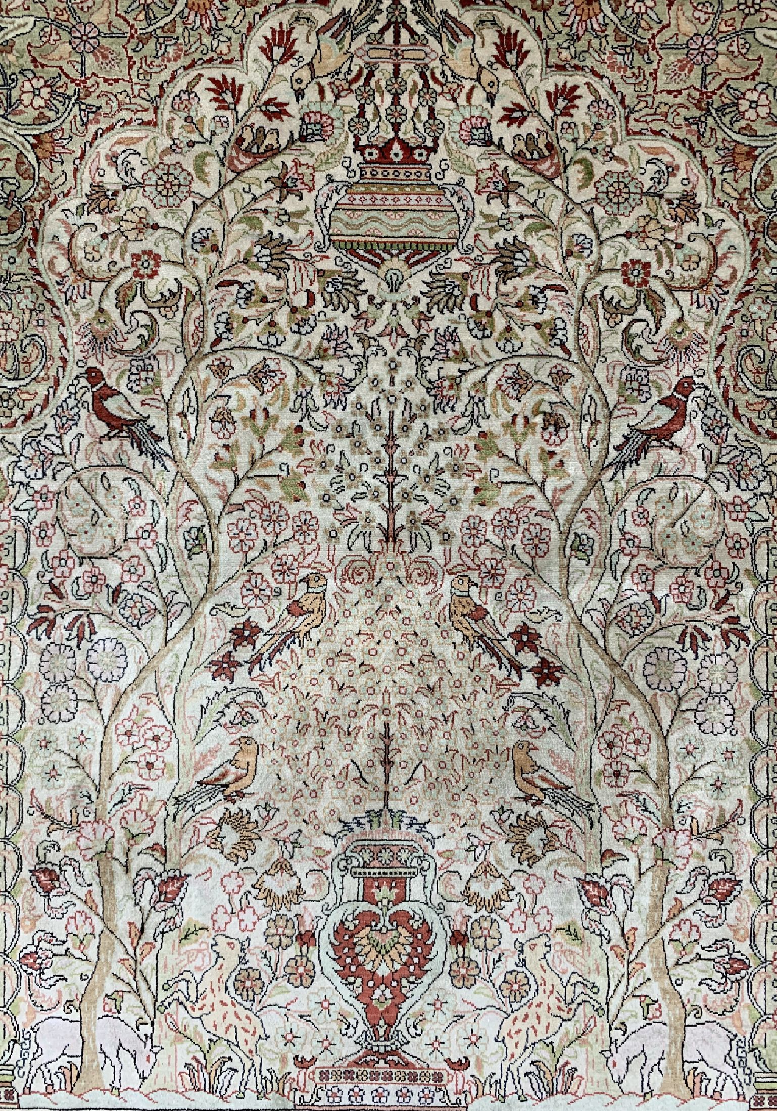 Detail b: Hereke Seide fein, China, ca. 50 Jahre, reine Naturseide, ca. 94 x 78 cm, ca. 1,4 Mio.Kn/qm, EHZ: 1-2