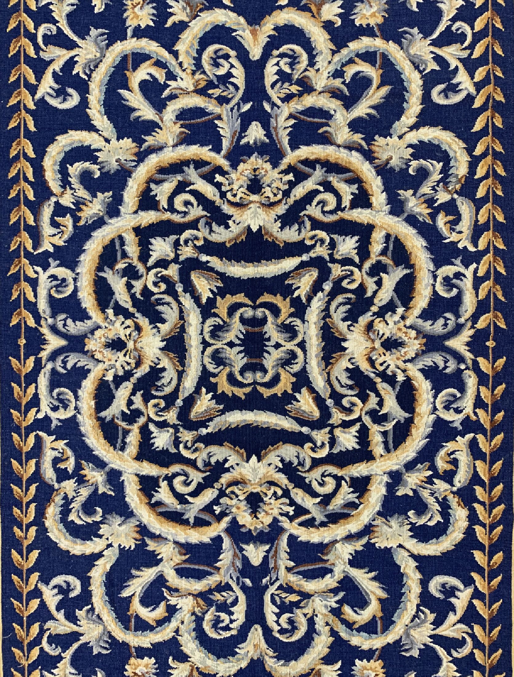 Detail b: Aubusson stil, China, ca. 30 Jahre, Wolle auf Baumwolle, ca. 261 x 184 cm, EHZ: 1-2