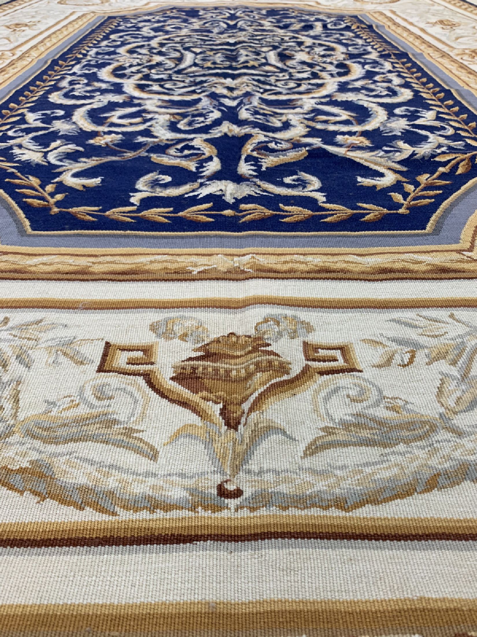 Detail c: Aubusson stil, China, ca. 30 Jahre, Wolle auf Baumwolle, ca. 261 x 184 cm, EHZ: 1-2