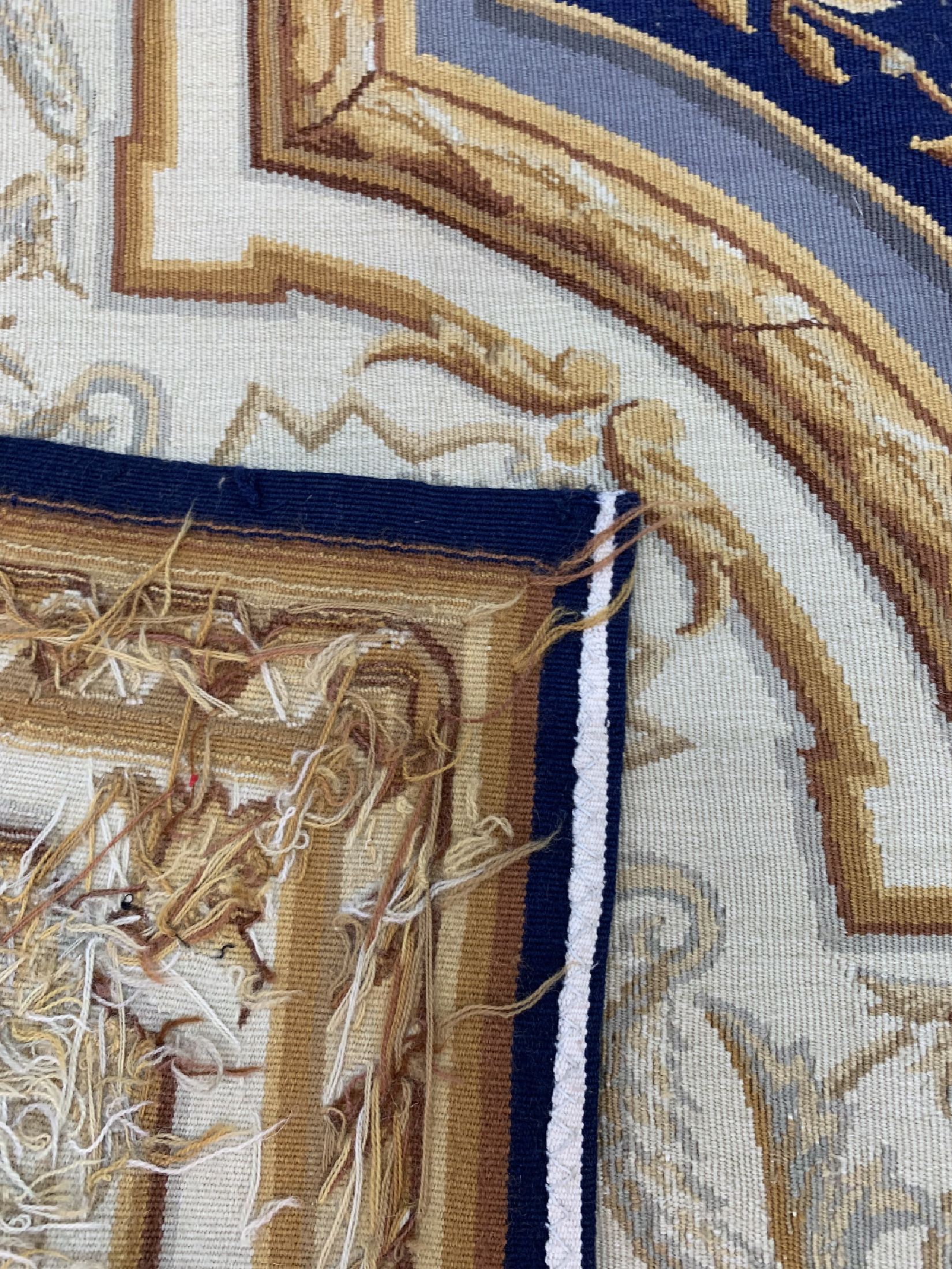 Detail d: Aubusson stil, China, ca. 30 Jahre, Wolle auf Baumwolle, ca. 261 x 184 cm, EHZ: 1-2