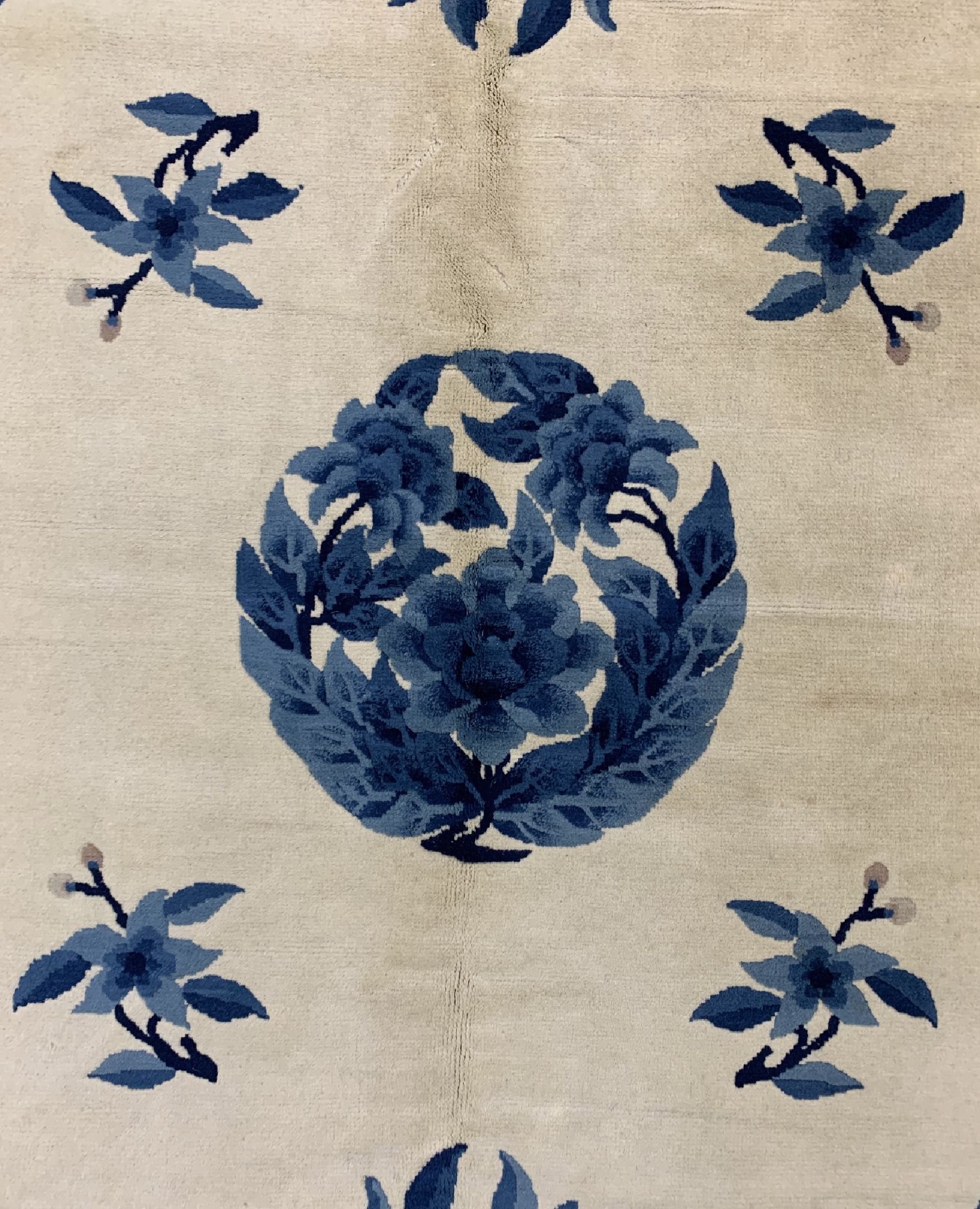 Detail c: Peking alt, China, um 1960, Wolle auf Baumwolle, ca. 250 x 155 cm, kleine MottenfraßStelle, EHZ: 2