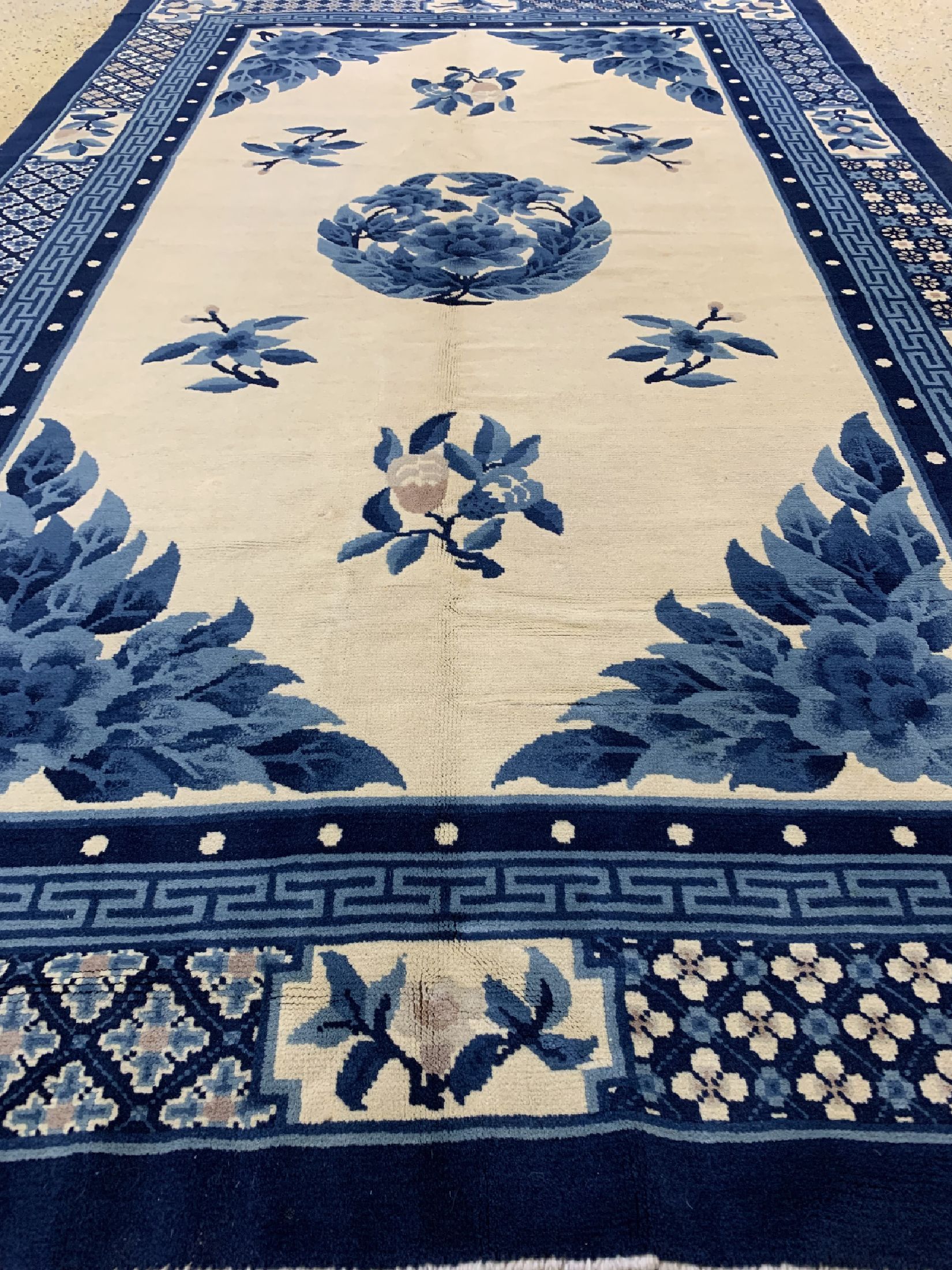 Detail d: Peking alt, China, um 1960, Wolle auf Baumwolle, ca. 250 x 155 cm, kleine MottenfraßStelle, EHZ: 2