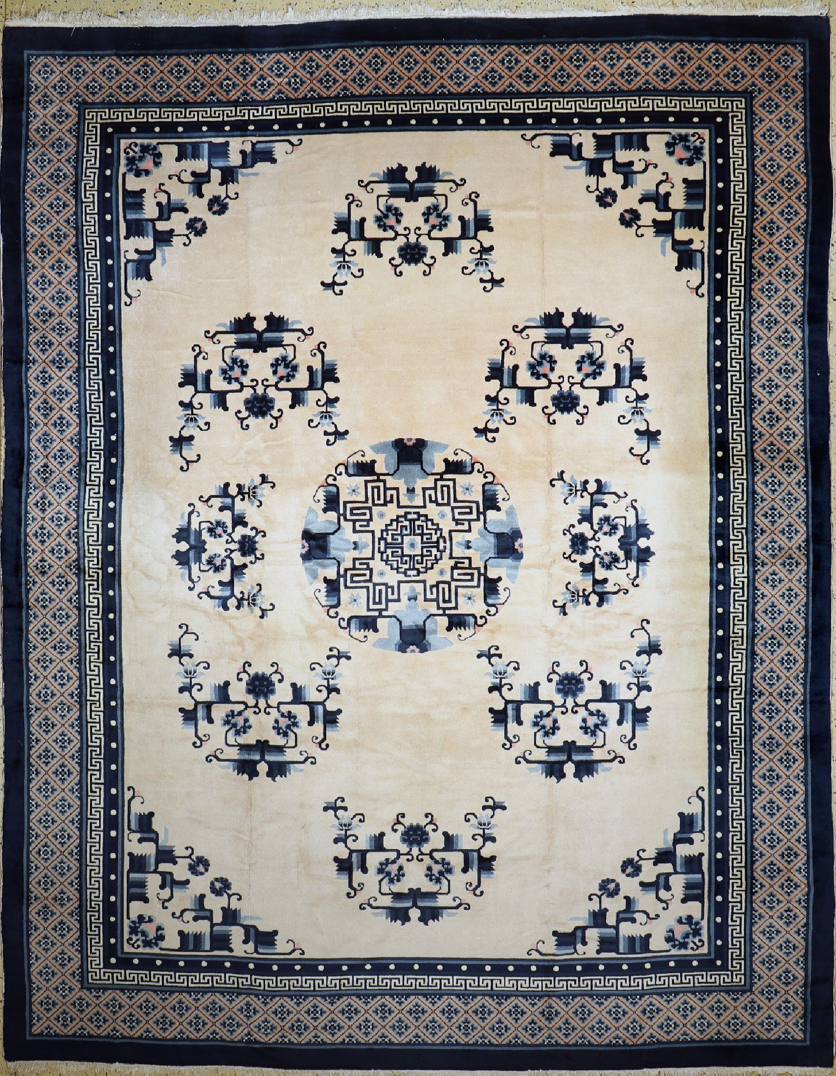 Antik Finish, China, ca. 50 Jahre, Wolle auf Baumwolle, ca. 360 x 282 cm, EHZ: 3-4, (Klebereste in Rückseite & kleines Löch)