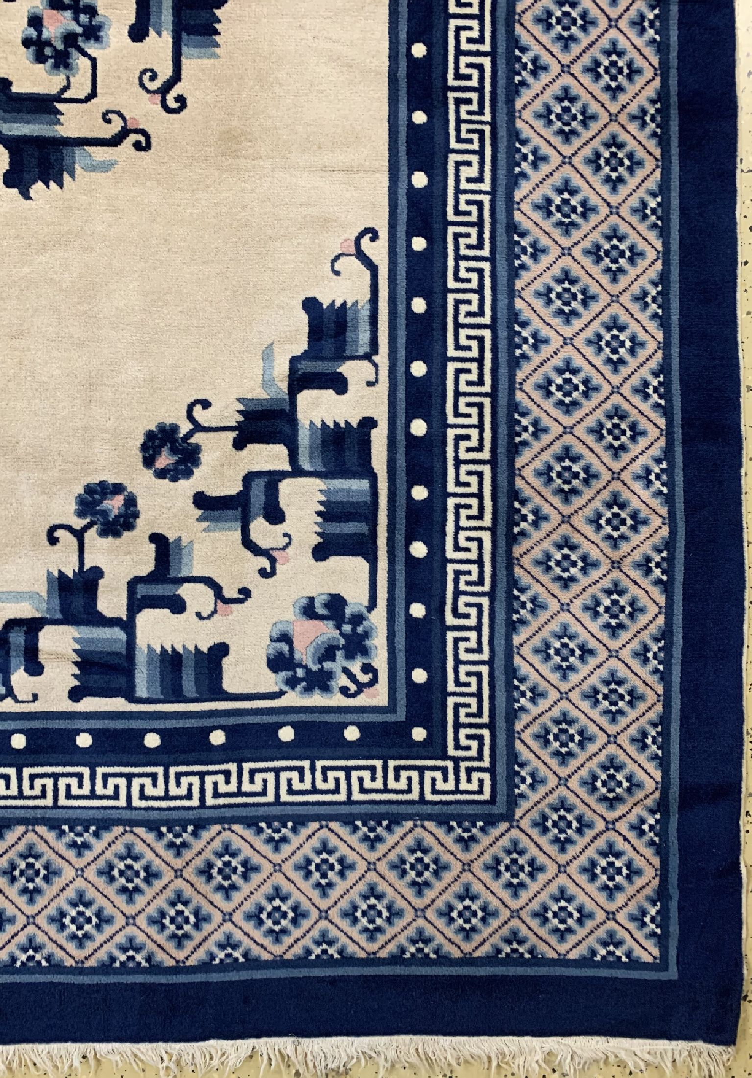 Detail a: Antik Finish, China, ca. 50 Jahre, Wolle auf Baumwolle, ca. 360 x 282 cm, EHZ: 3-4, (Klebereste in Rückseite & kleines Löch)