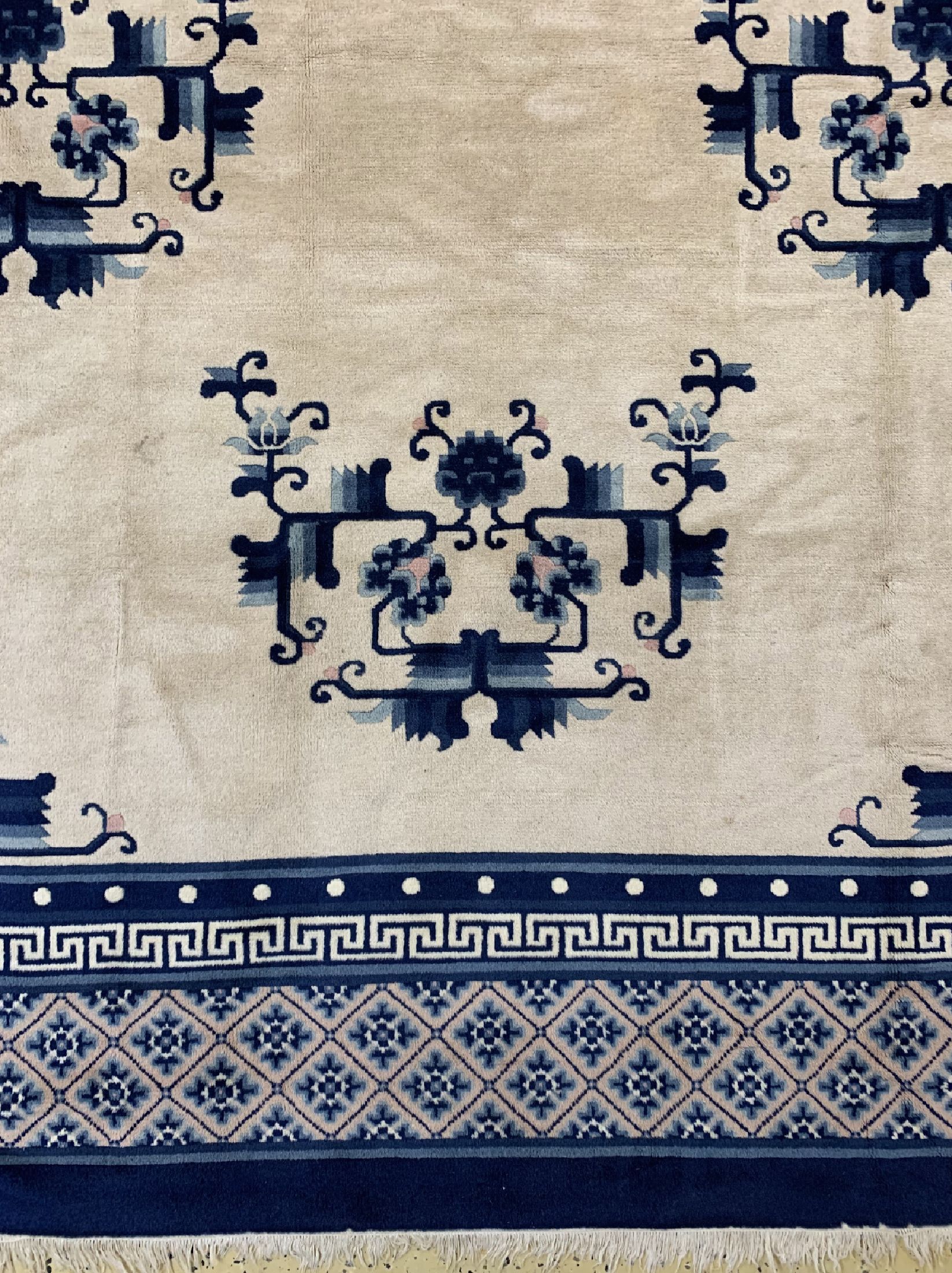 Detail b: Antik Finish, China, ca. 50 Jahre, Wolle auf Baumwolle, ca. 360 x 282 cm, EHZ: 3-4, (Klebereste in Rückseite & kleines Löch)