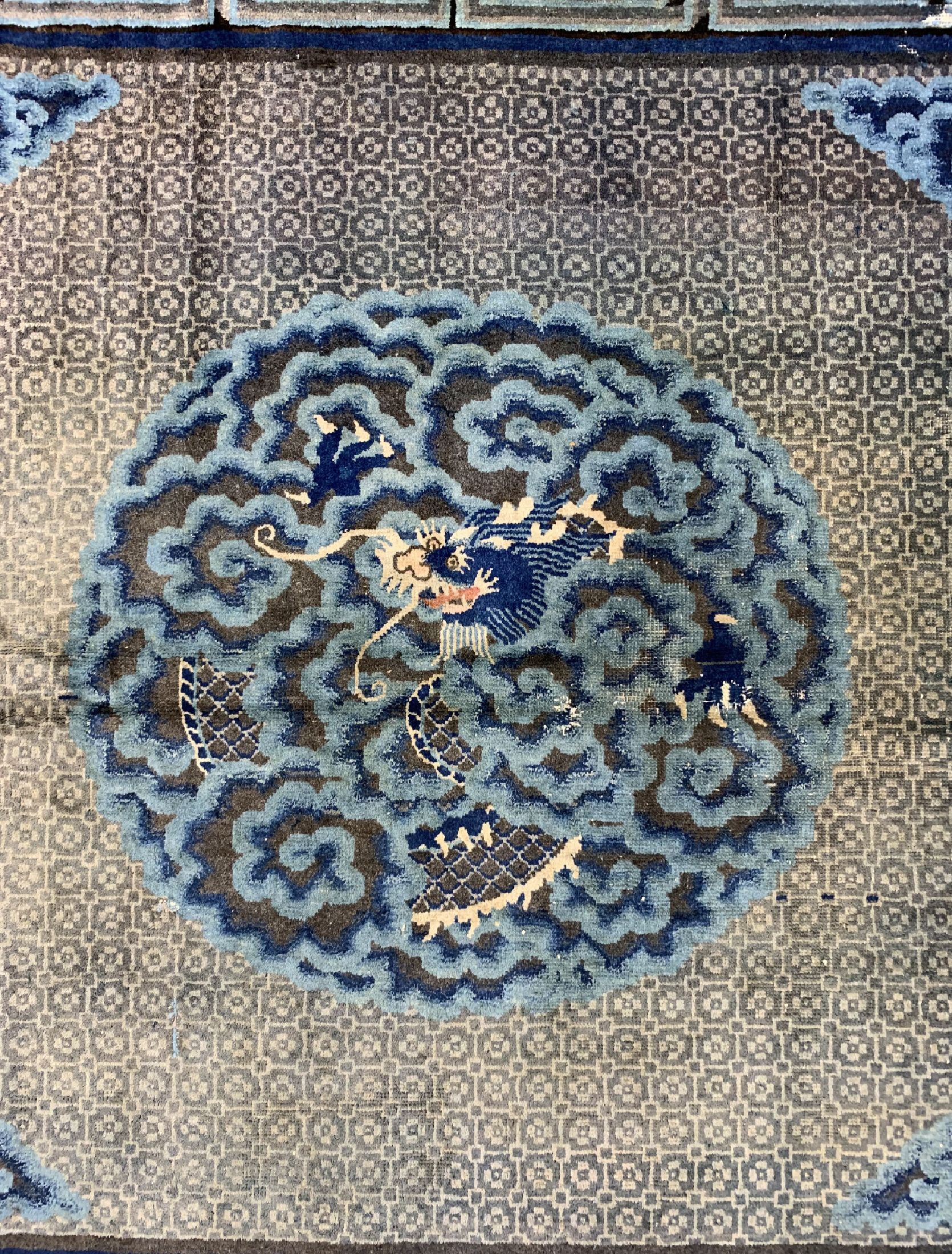 Detail b: Antiker"Drachen-Teppich", China, um 1900, Wolle auf Baumwolle, ca. 255 x 182 cm, EHZ: 3-4