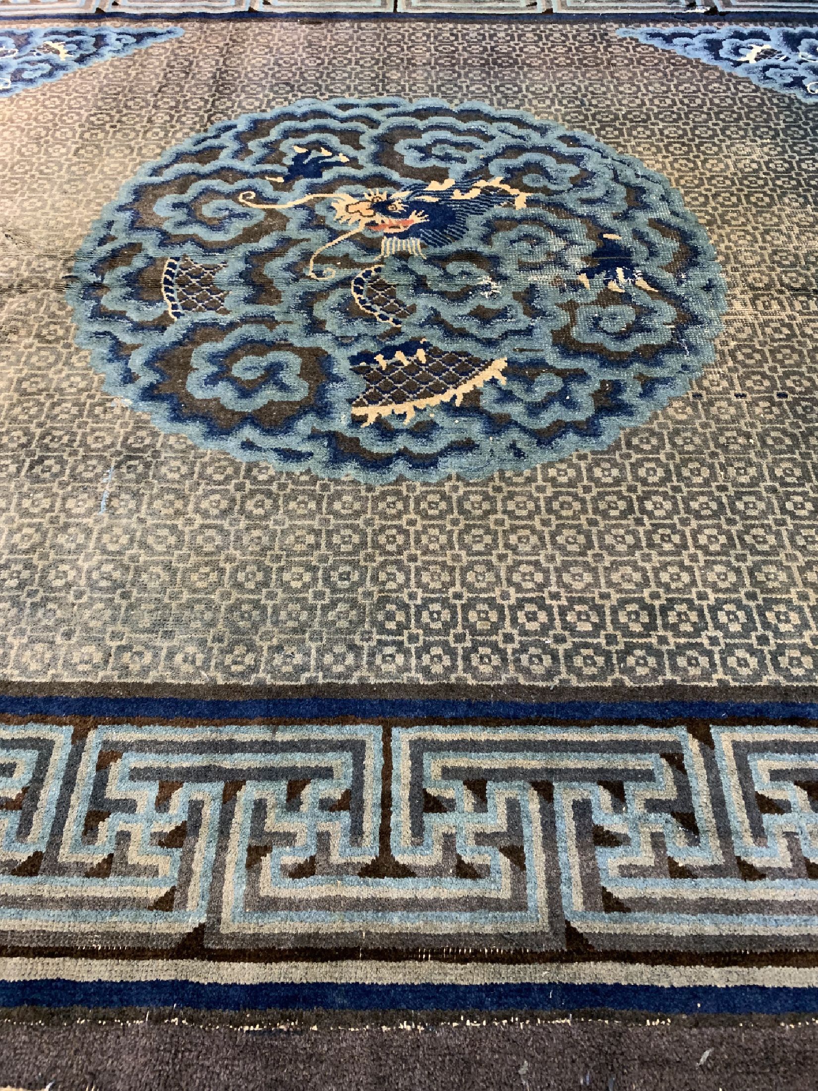 Detail d: Antiker"Drachen-Teppich", China, um 1900, Wolle auf Baumwolle, ca. 255 x 182 cm, EHZ: 3-4